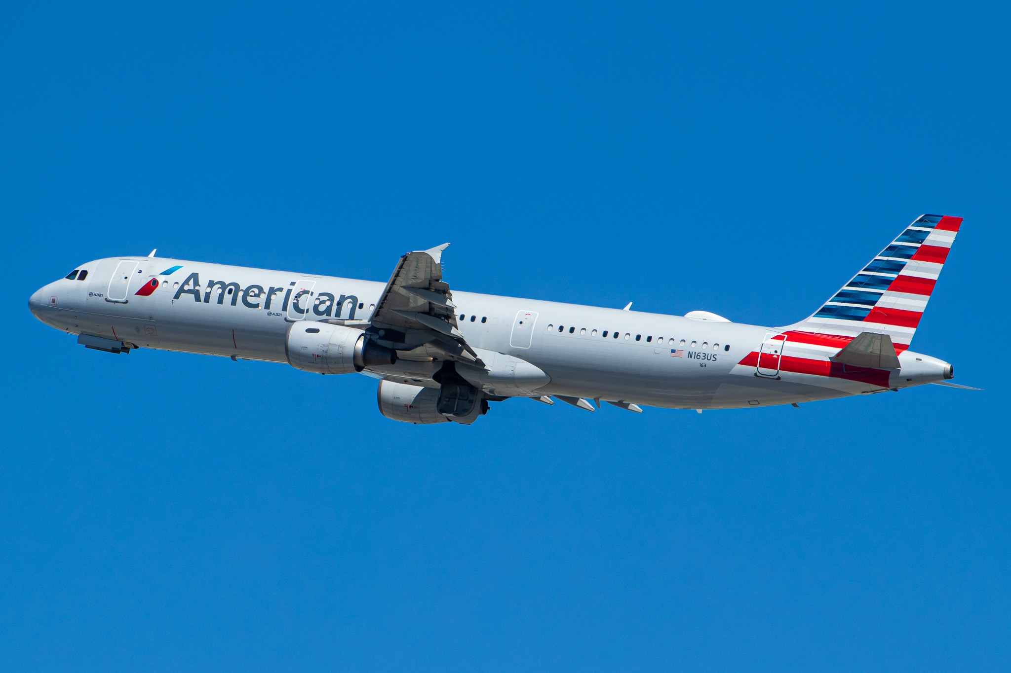 Full size: American Airlines Airbus A321-200 N163US at Los Angeles International Airport