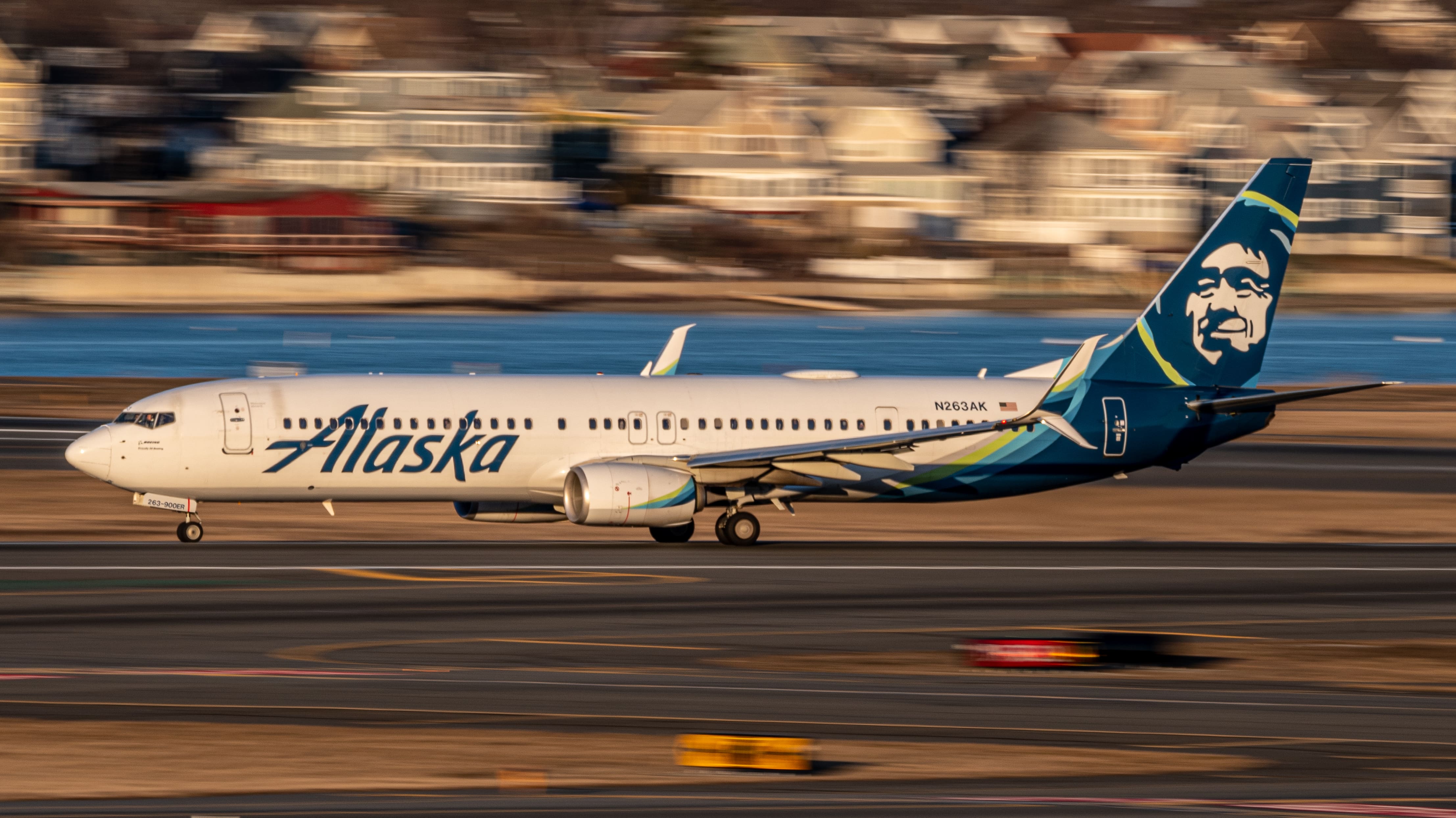 Full size: Alaska Airlines Boeing 737-900ER N263AK at General Edward Lawrence Logan International Airport
