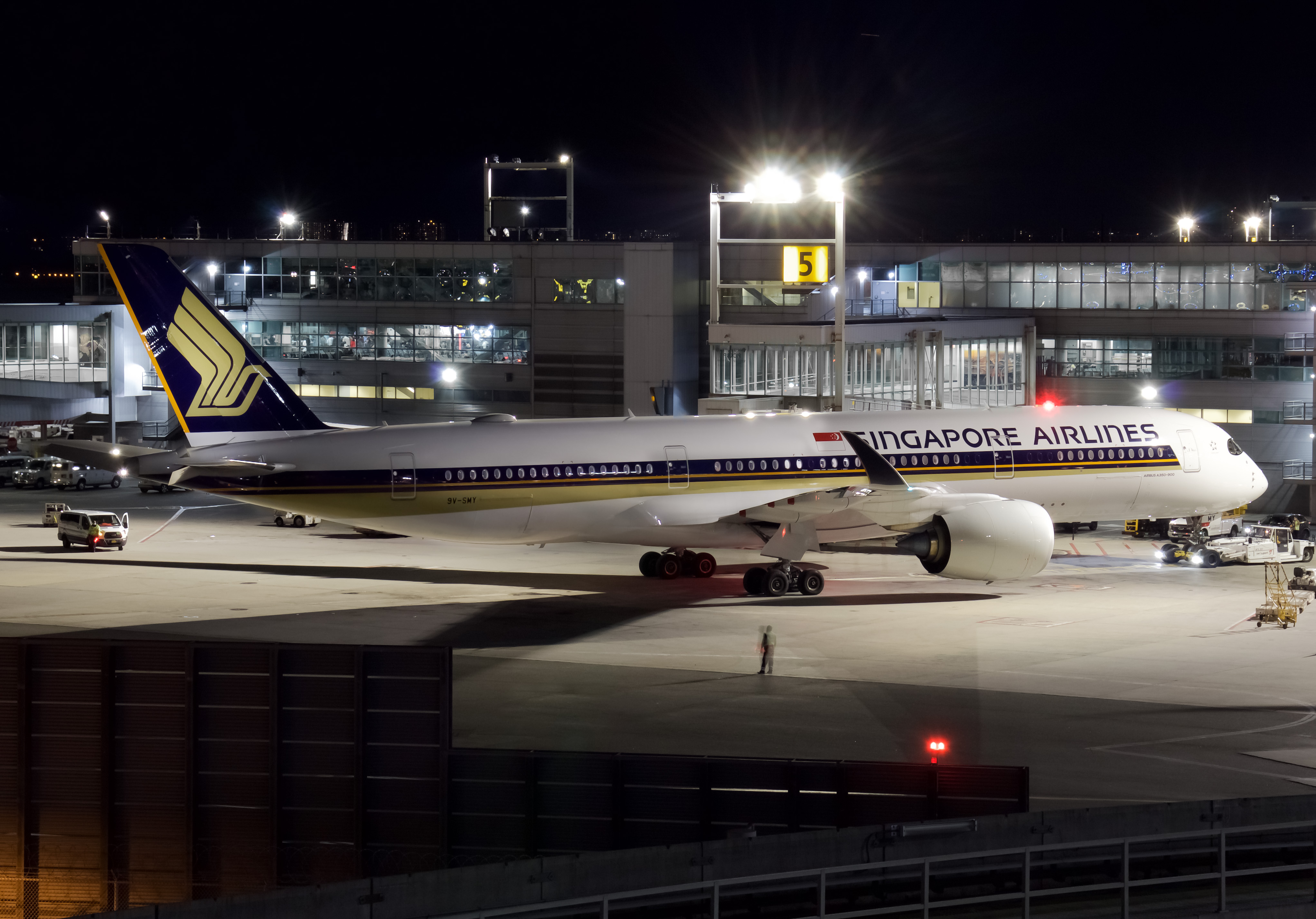 Full size: Singapore Airlines Airbus A350-900 9V-SMY at John F. Kennedy International Airport