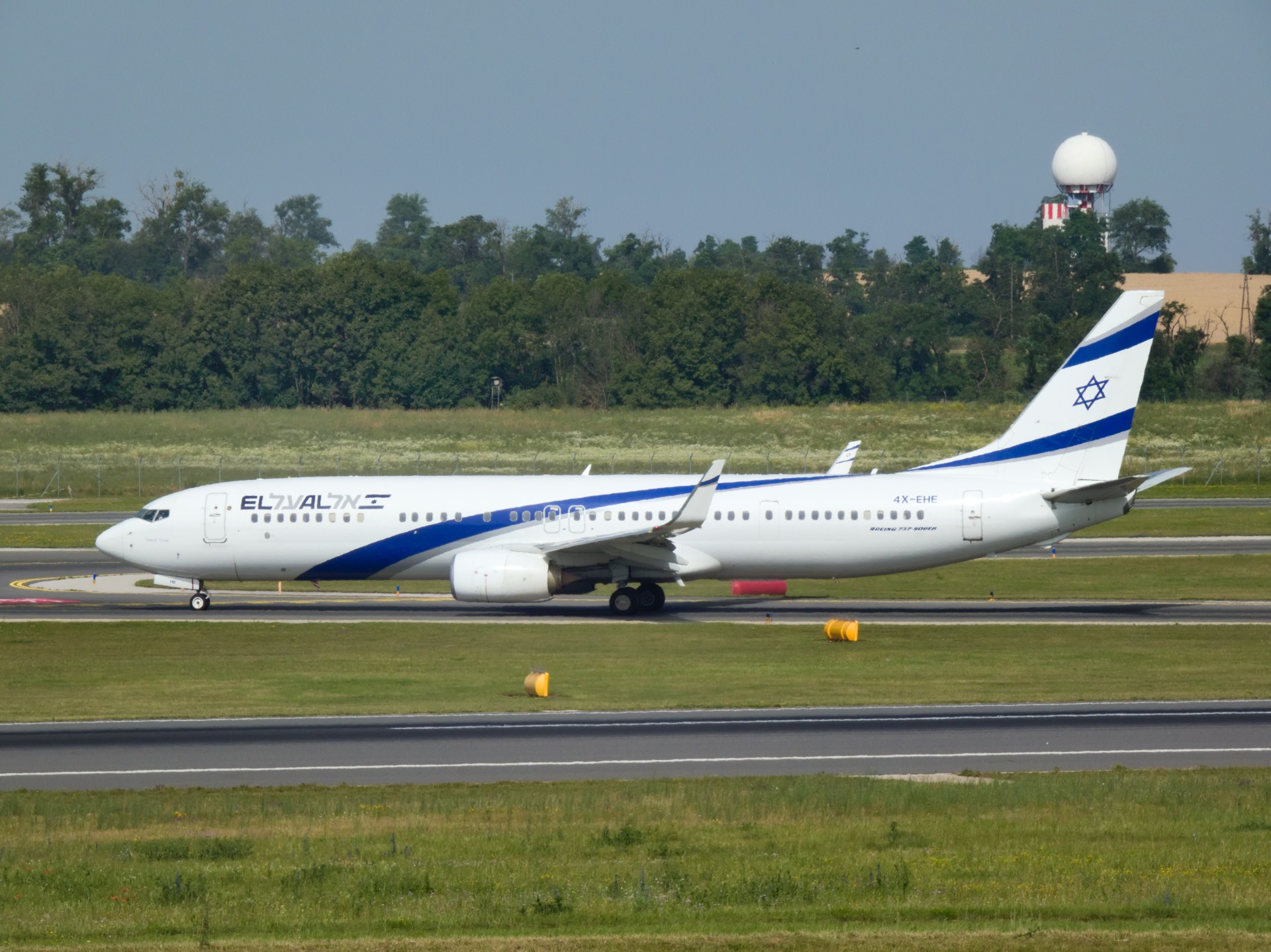 Full size: El Al Boeing 737-900ER 4X-EHE at Vienna International Airport