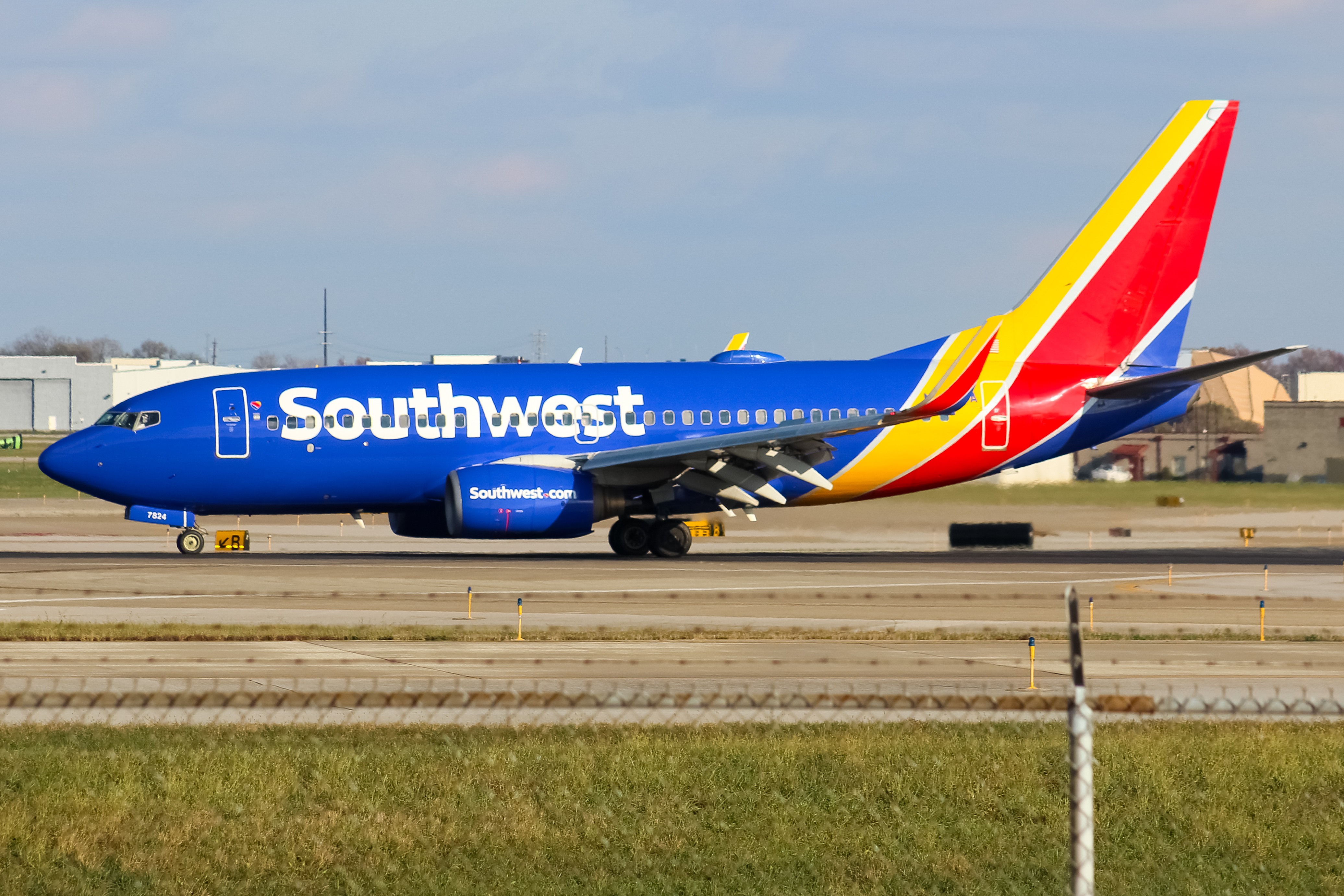 Full size: Southwest Airlines Boeing 737-700 N7824A at Louisville Muhammad Ali International Airport