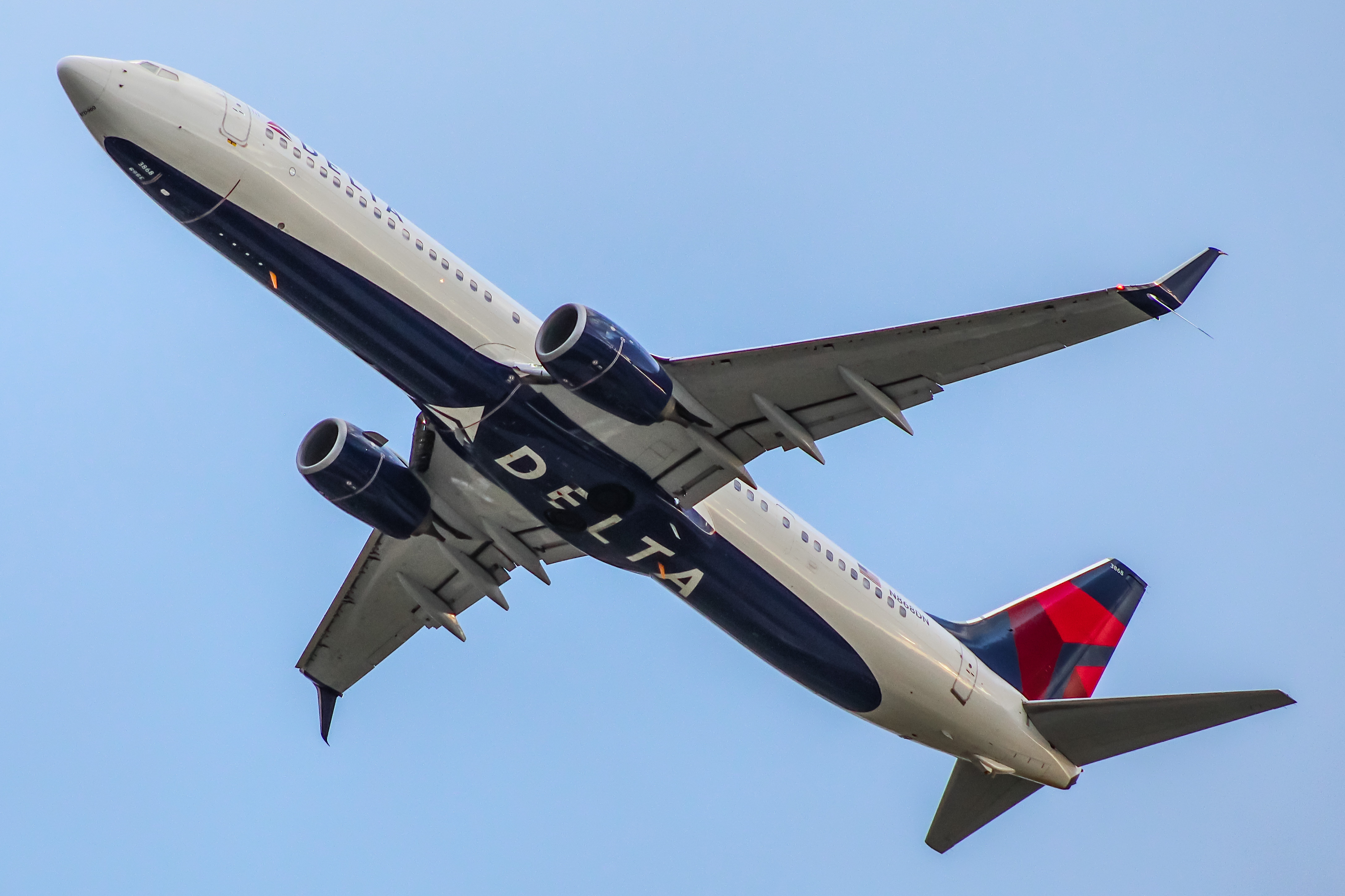 Full size: Delta Boeing 737-900ER N868DN at General Mitchell International Airport