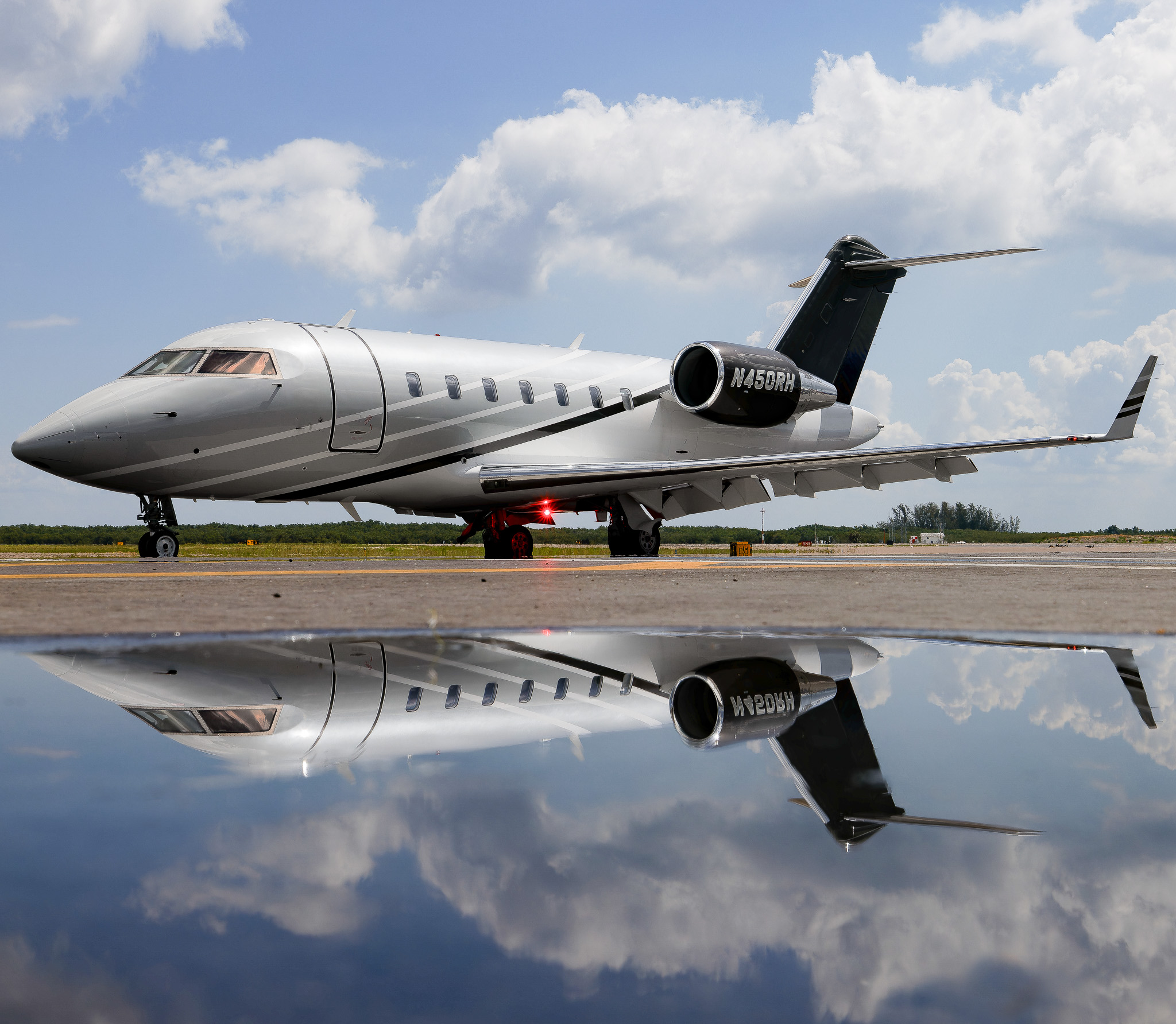 Full size: Elite Air Bombardier CL-600-2B16 Challenger 605 N450RH at St. Petersburg Clearwater International Airport