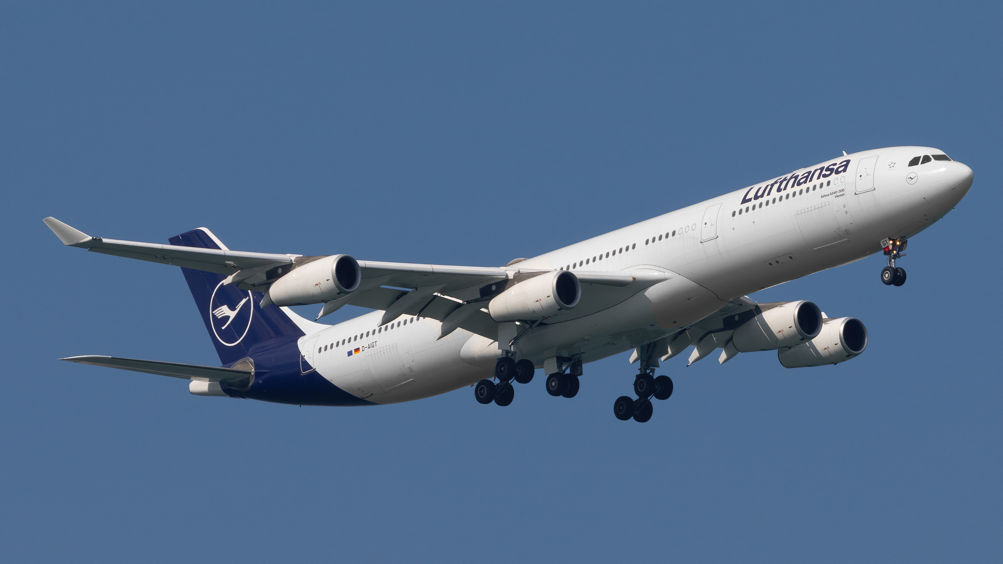 Full size: Lufthansa  Airbus A340-300 D-AIGT at Singapore-Changi Airport