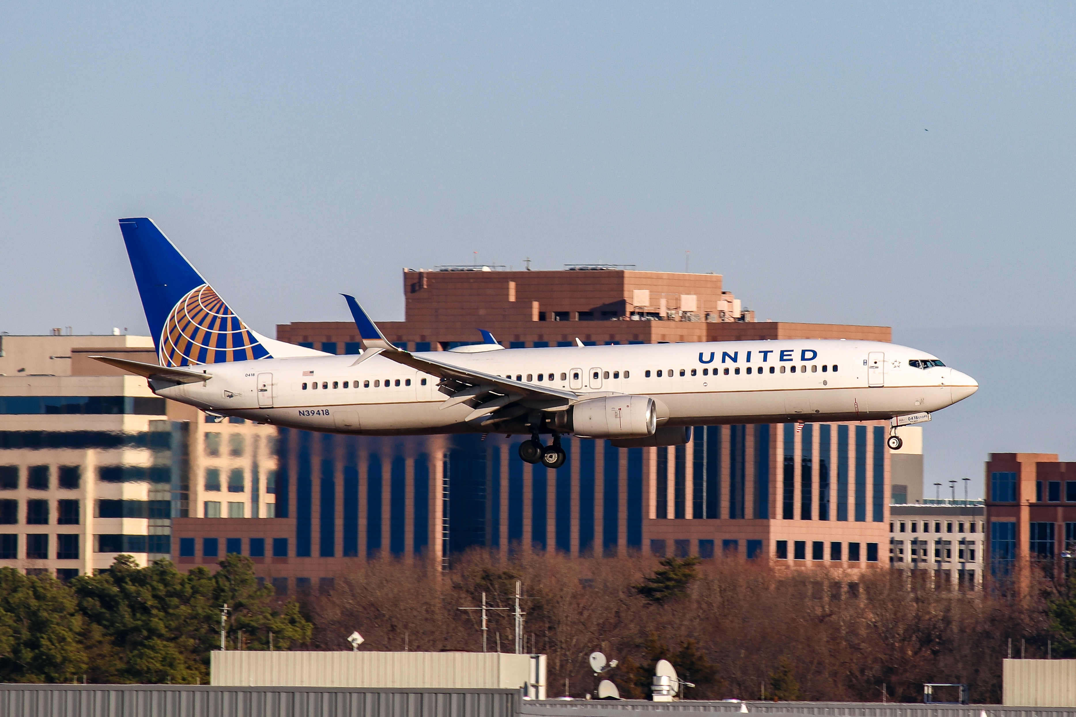 Full size: United Airlines Boeing 737-900ER N39418 at Washington Dulles International Airport