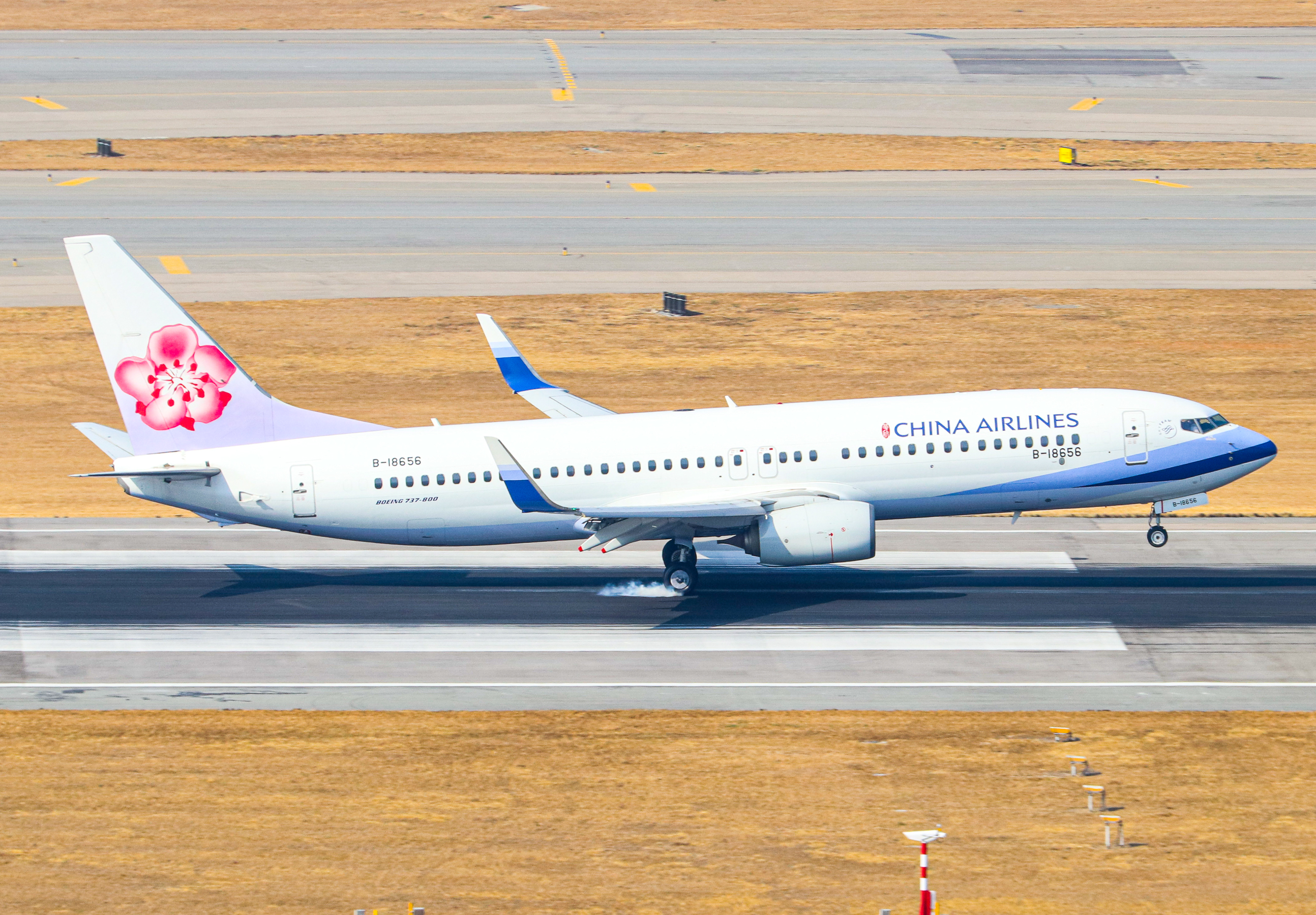Full size: China Airlines Boeing 737-800 B-18656 at Hong Kong International Airport