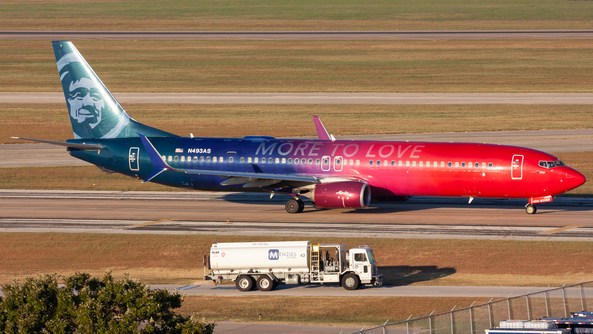 Full size: Alaska Airlines Boeing 737-900ER N493AS at Austin-Bergstrom International Airport