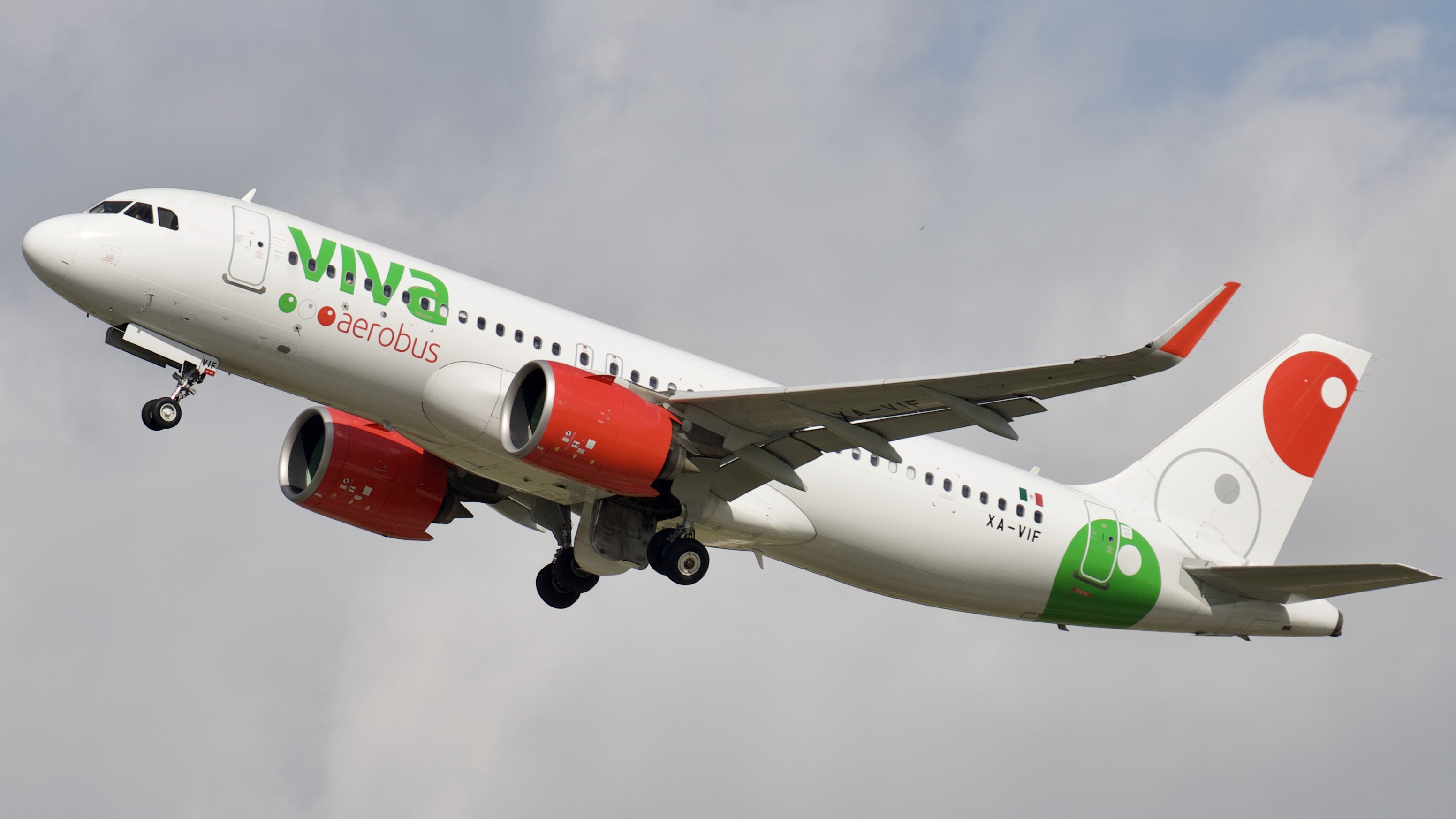 Full size: VivaAerobus Airbus A320NEO XA-VIF at Houston-George Bush Intercontinental Airport