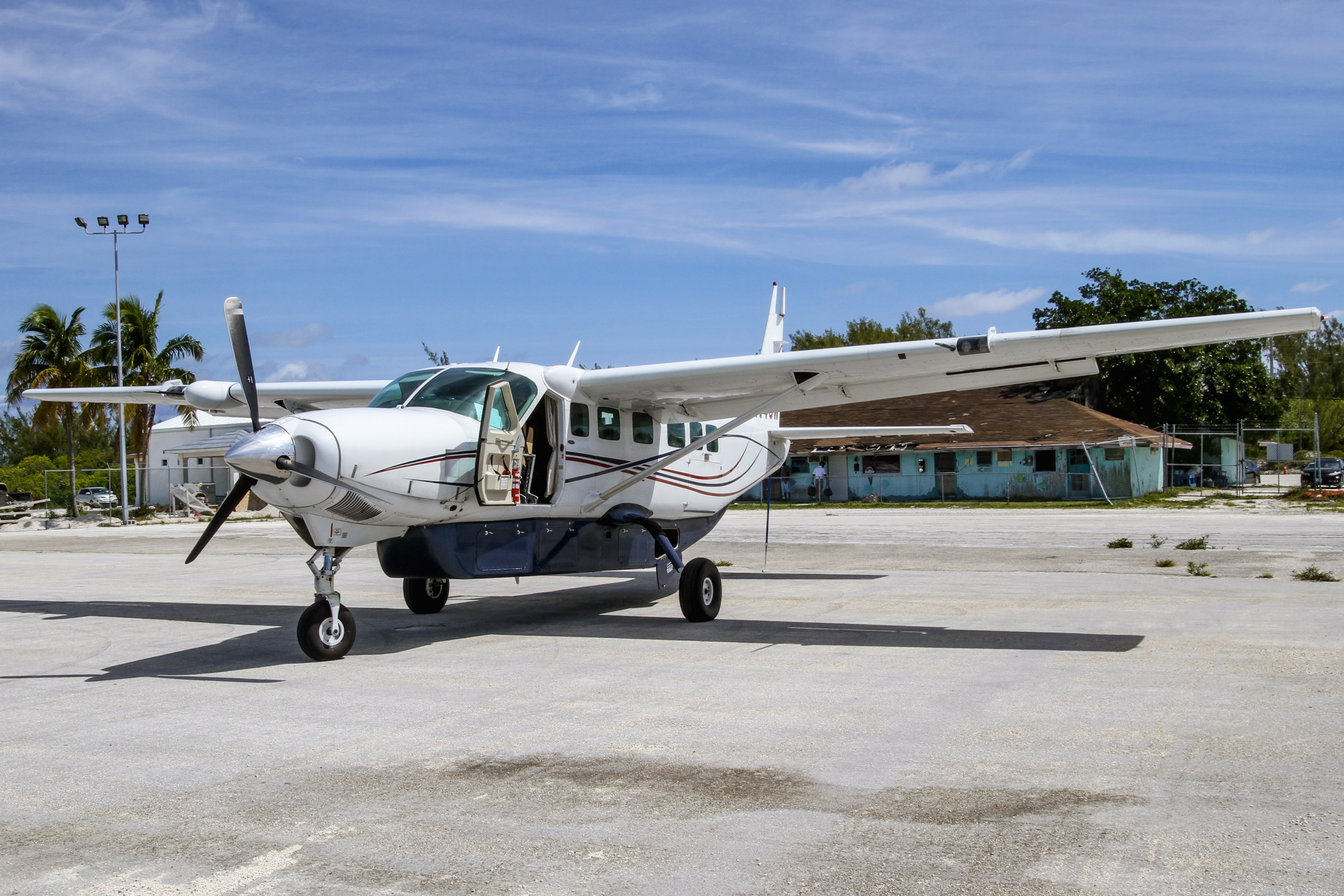Full size: Makers Air Cessna 208 Grand Caravan N146WM at Great Harbour Cay Airport