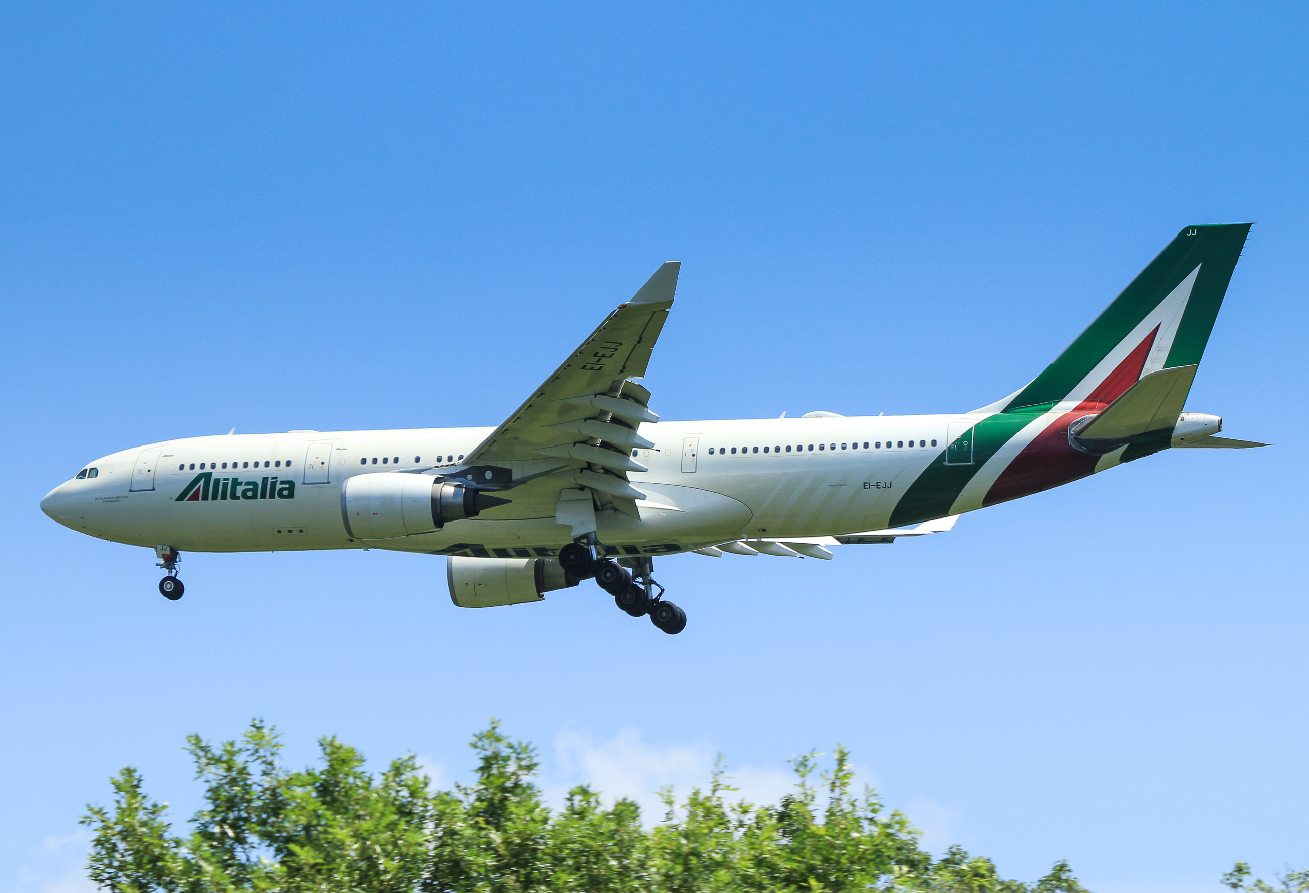 Full size: Alitalia Airbus A330-200 EI-EJJ at Washington Dulles International Airport