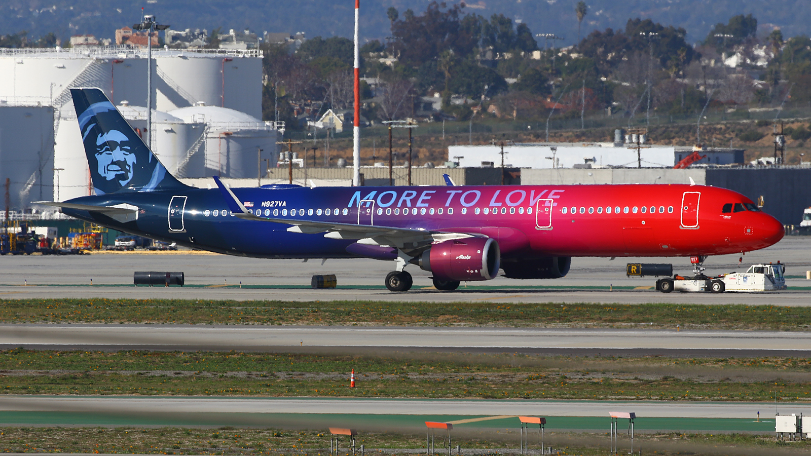 Full size: Alaska Airlines Airbus A321NEO N927VA at Los Angeles International Airport