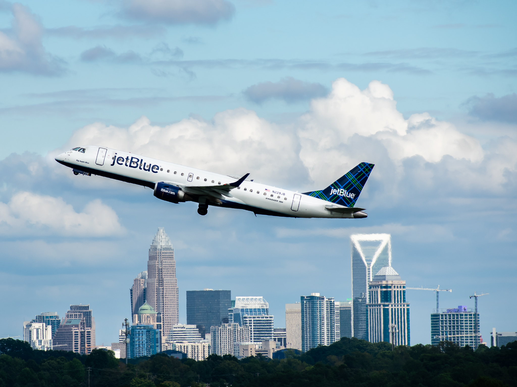 Full size: JetBlue Airways Embraer E190 N228JB at Charlotte/Douglas International Airport