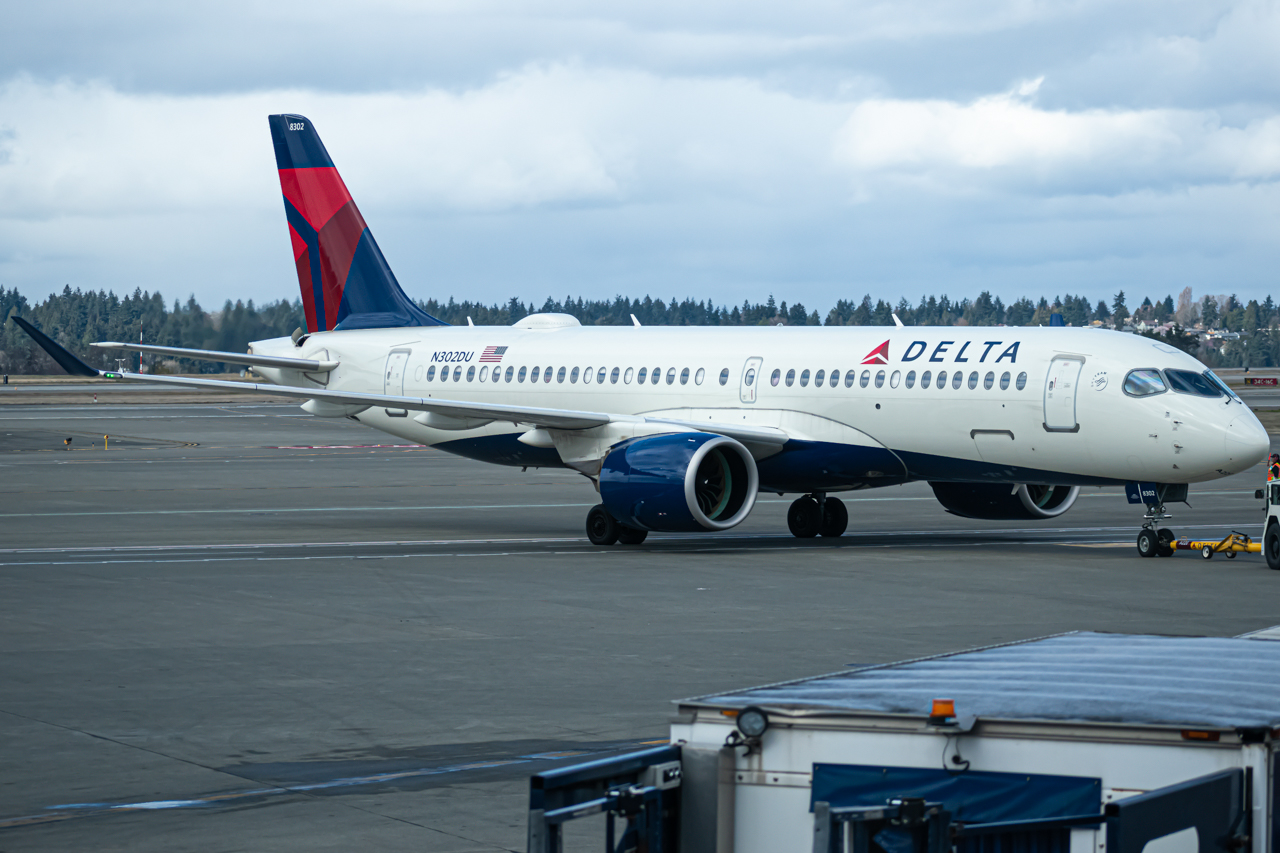 Full size: Delta Airlines Airbus A220-300 N302DU at Seattle-Tacoma International Airport
