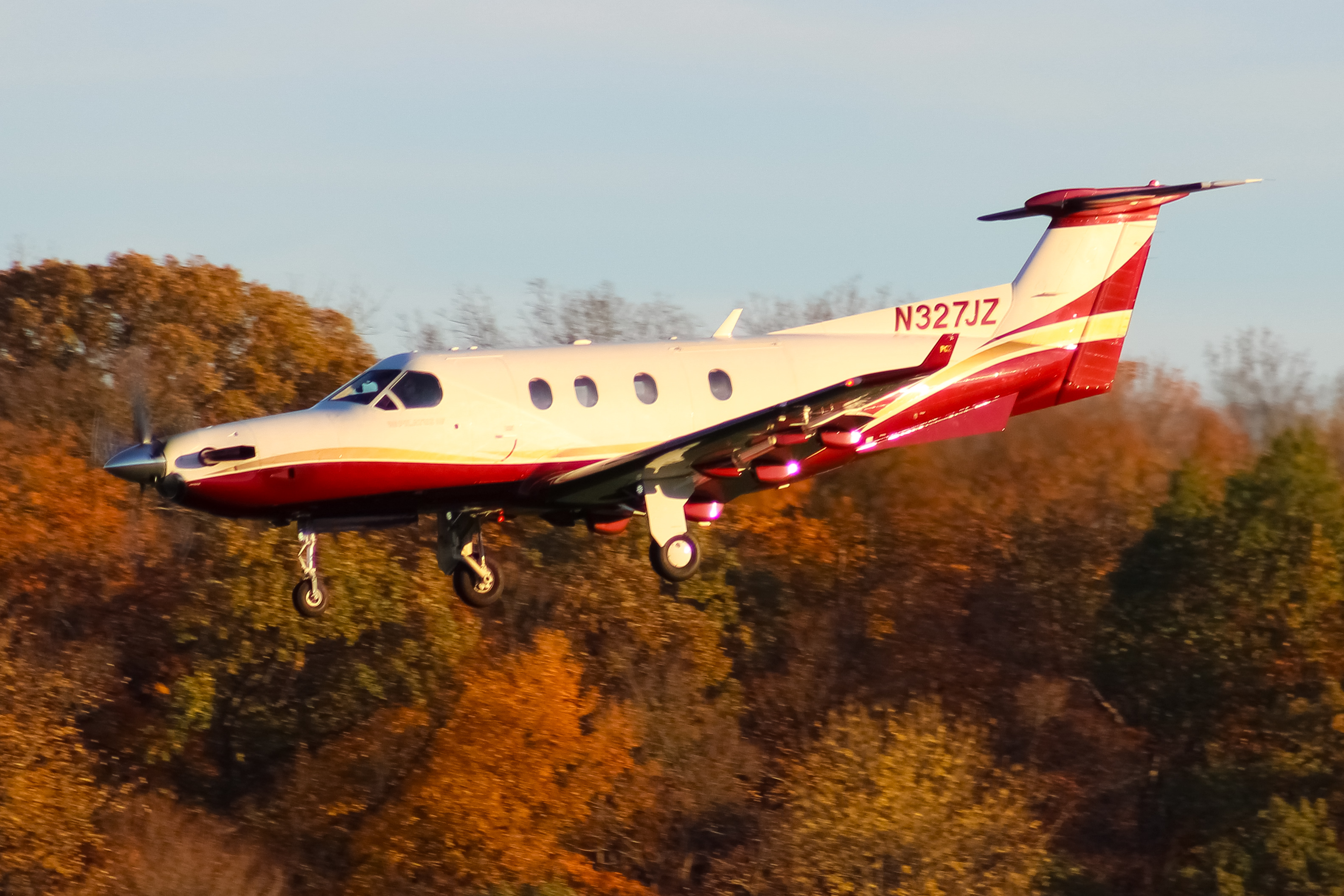 Full size: PRIVATE  Pilatus PC-12 N327JZ at Cincinnati Municipal Airport/Lunken Field