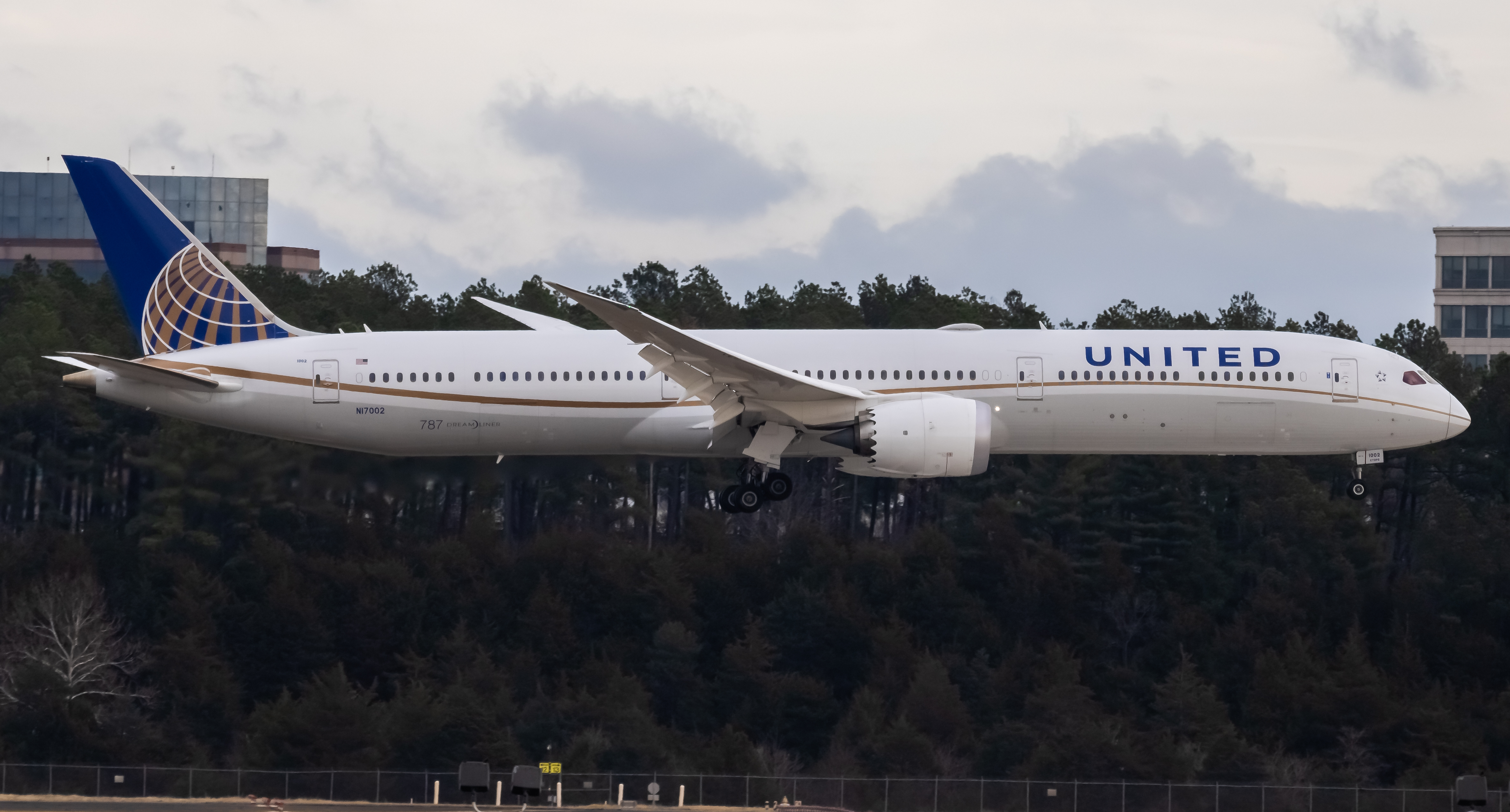 Full size: United Airlines Boeing 787-10 N17002 at Washington Dulles International Airport