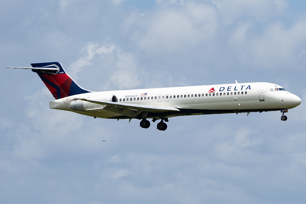 Full size: Delta Airlines Boeing 717-200 N995AT at Gainesville Regional Airport