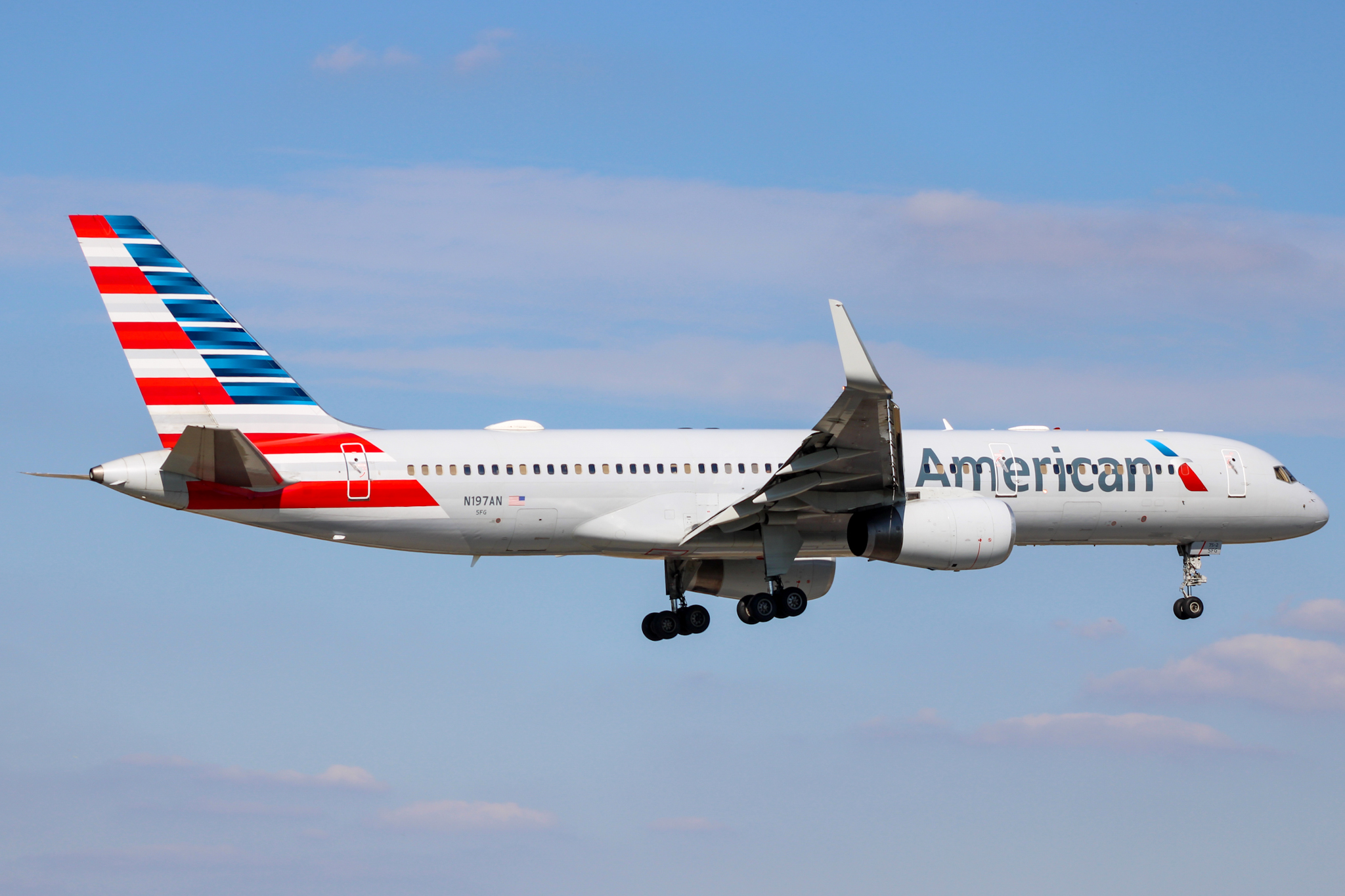Full size: American Airlines Boeing 757-200 N197AN at Miami International Airport