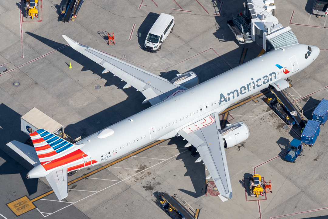 Full size: American Airlines Airbus A321-200 N443AA at General Edward Lawrence Logan International Airport