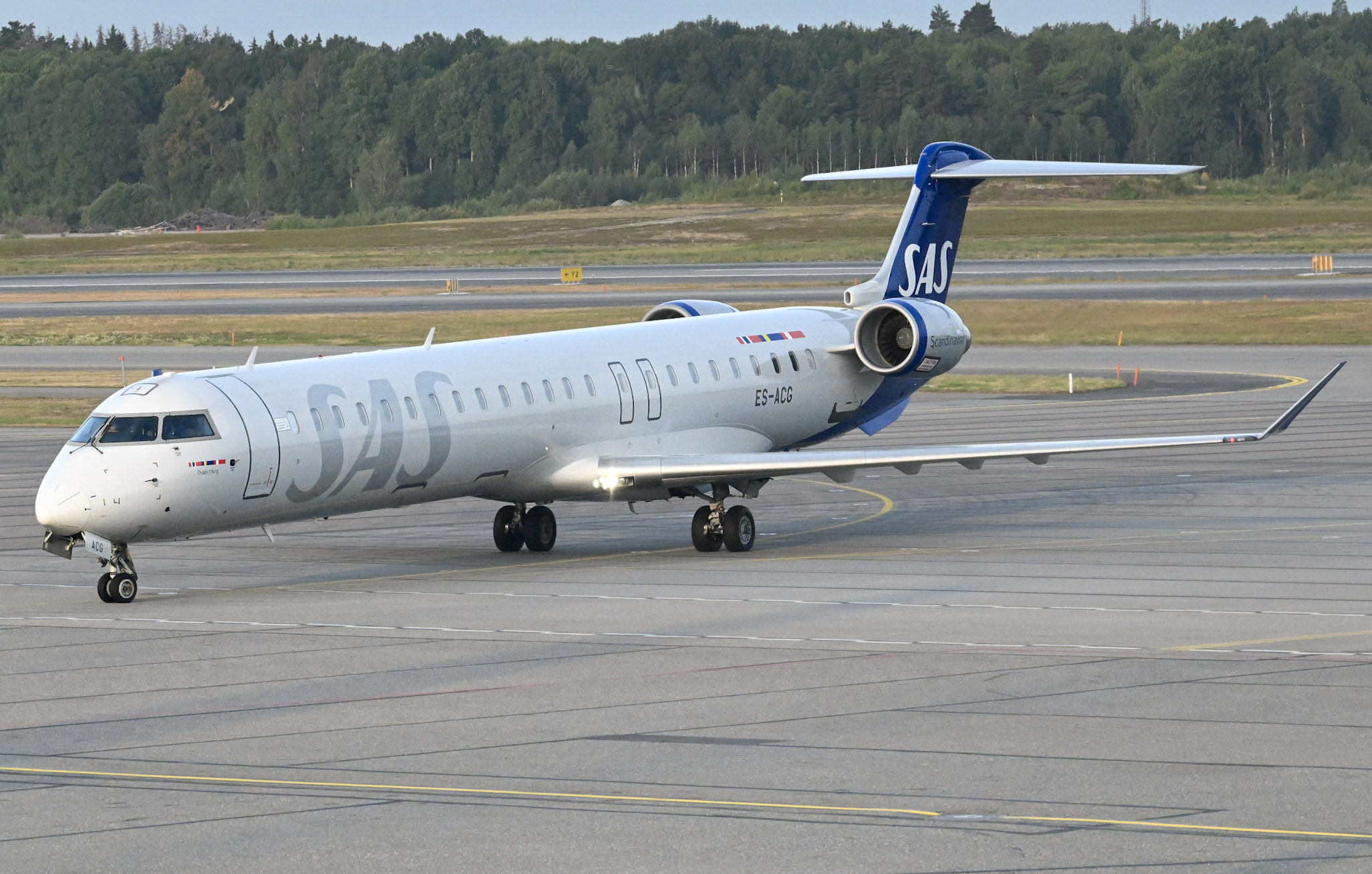 Full size: Scandinavian Airlines Mitsubishi CRJ-900 ES-ACG at Stockholm Arlanda Airport