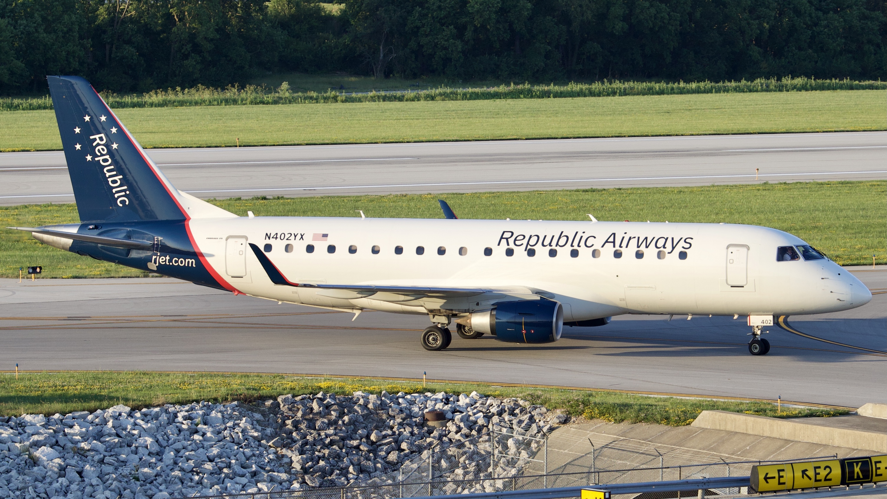 Full size: Republic Airways Embraer E175 N402YX at John Glenn Columbus International Airport