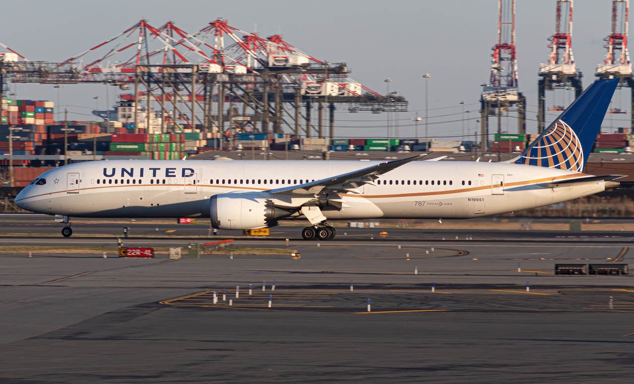 Full size: United Airlines Boeing 787-9 N19951 at Newark Liberty International Airport
