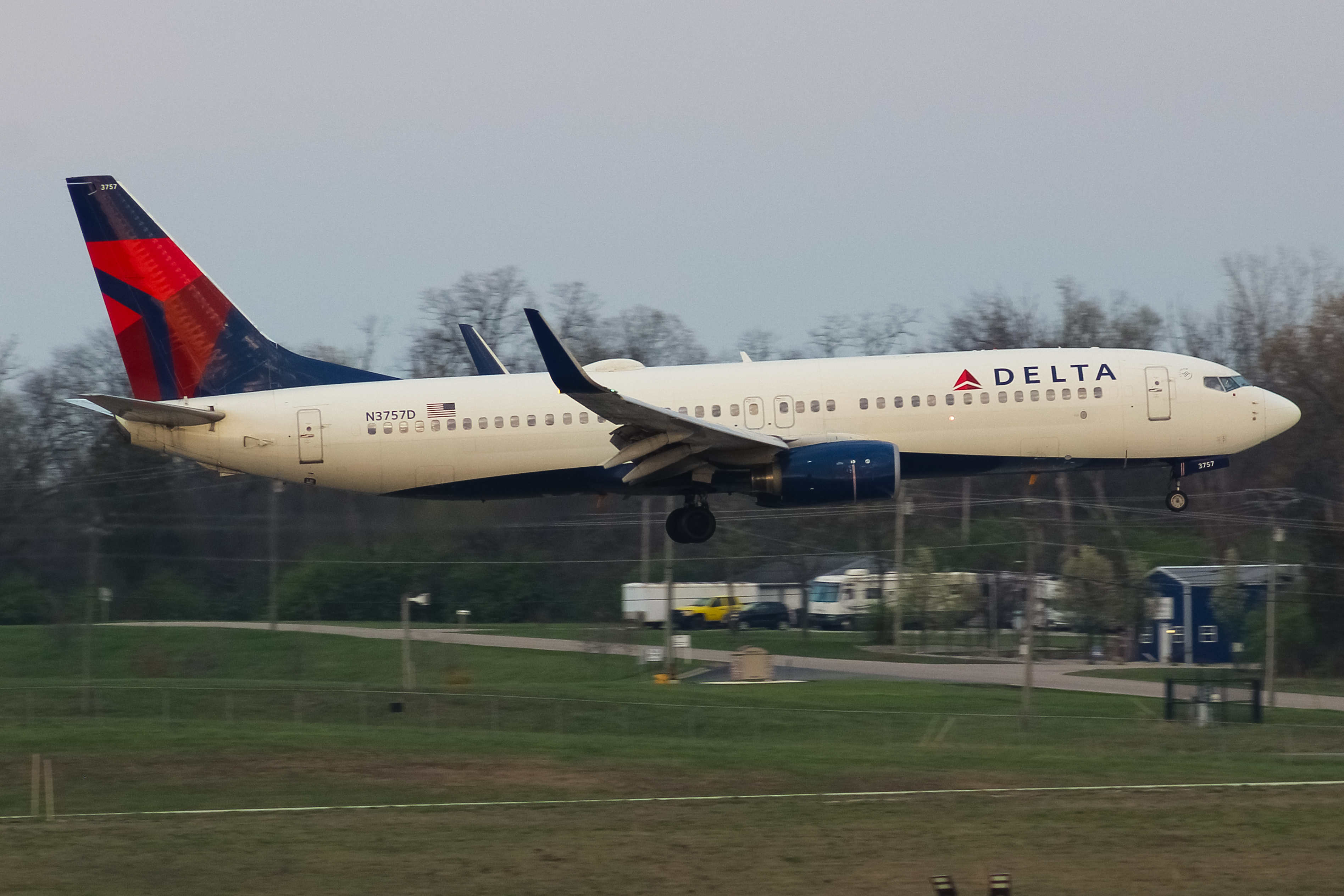 Full size: Delta Airlines Boeing 737-800 N3757D at Cincinnati/Northern Kentucky International Airport