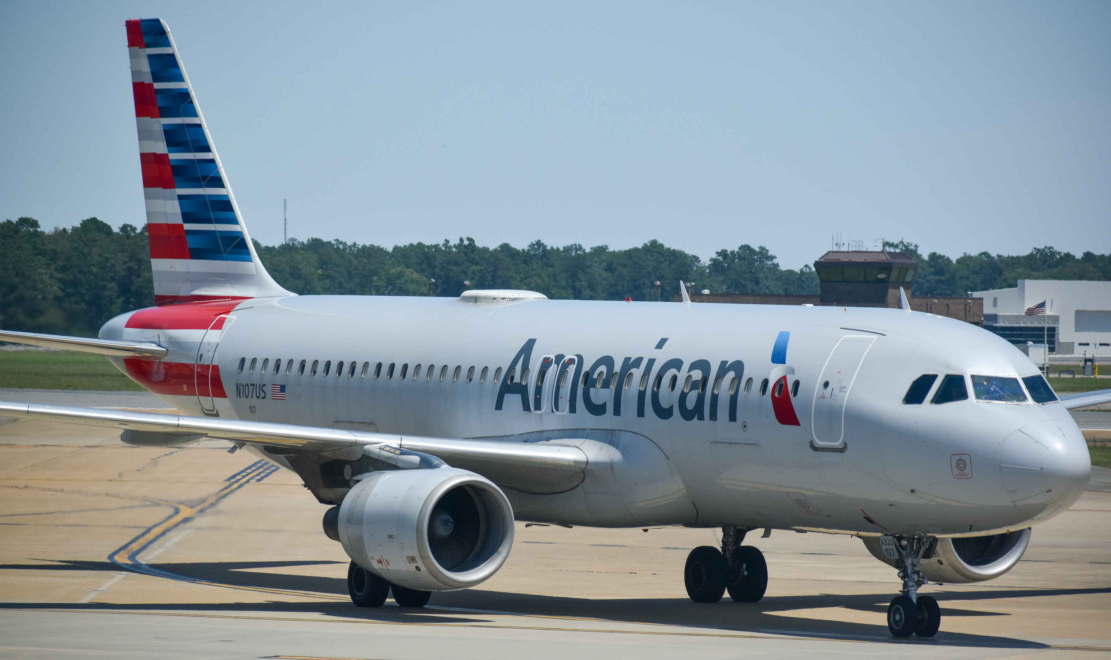 Full size: American Airlines Airubs A320-200 N107US at Richmond Airport