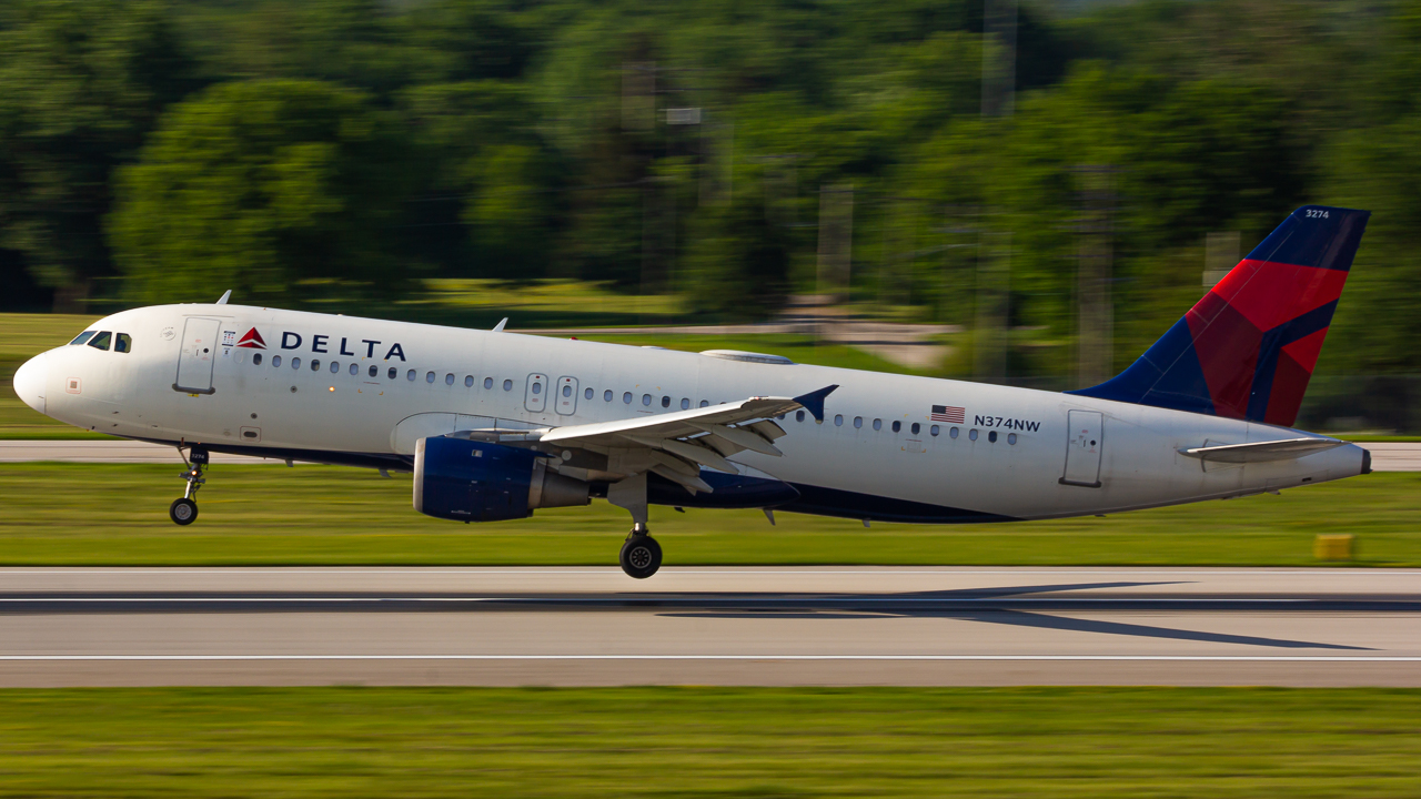 Full size: Delta Airlines Airbus A320 N374NW at John Glenn Columbus International Airport