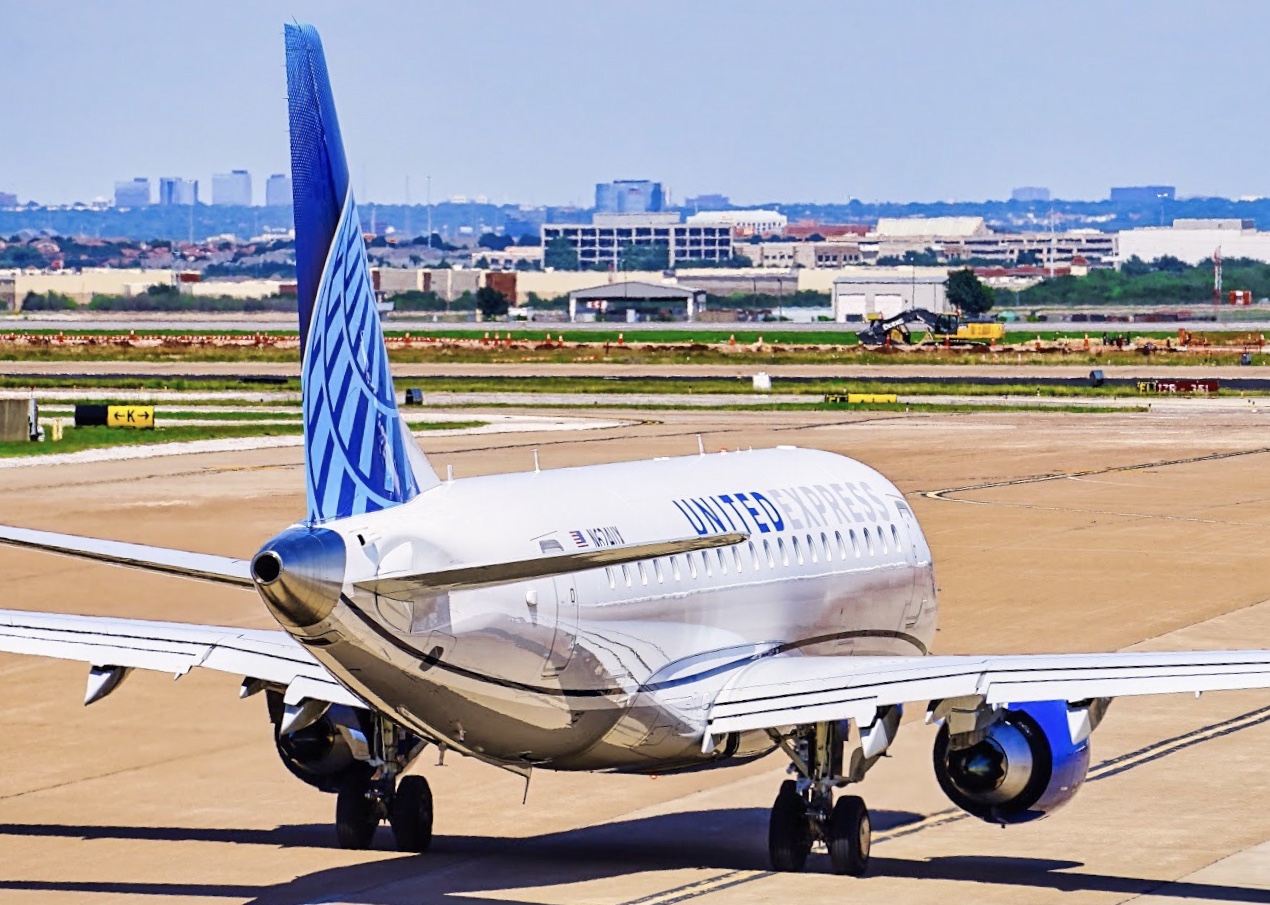 Full size: United Express Embraer E175 N624UX at Dallas-Fort Worth International Airport