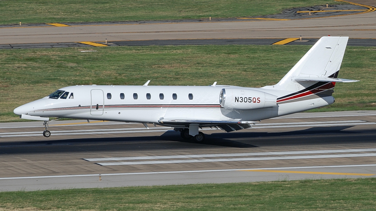 Full size: NetJets Cessna 680 Citation Sovereign  N305QS at Dallas Love Field Airport