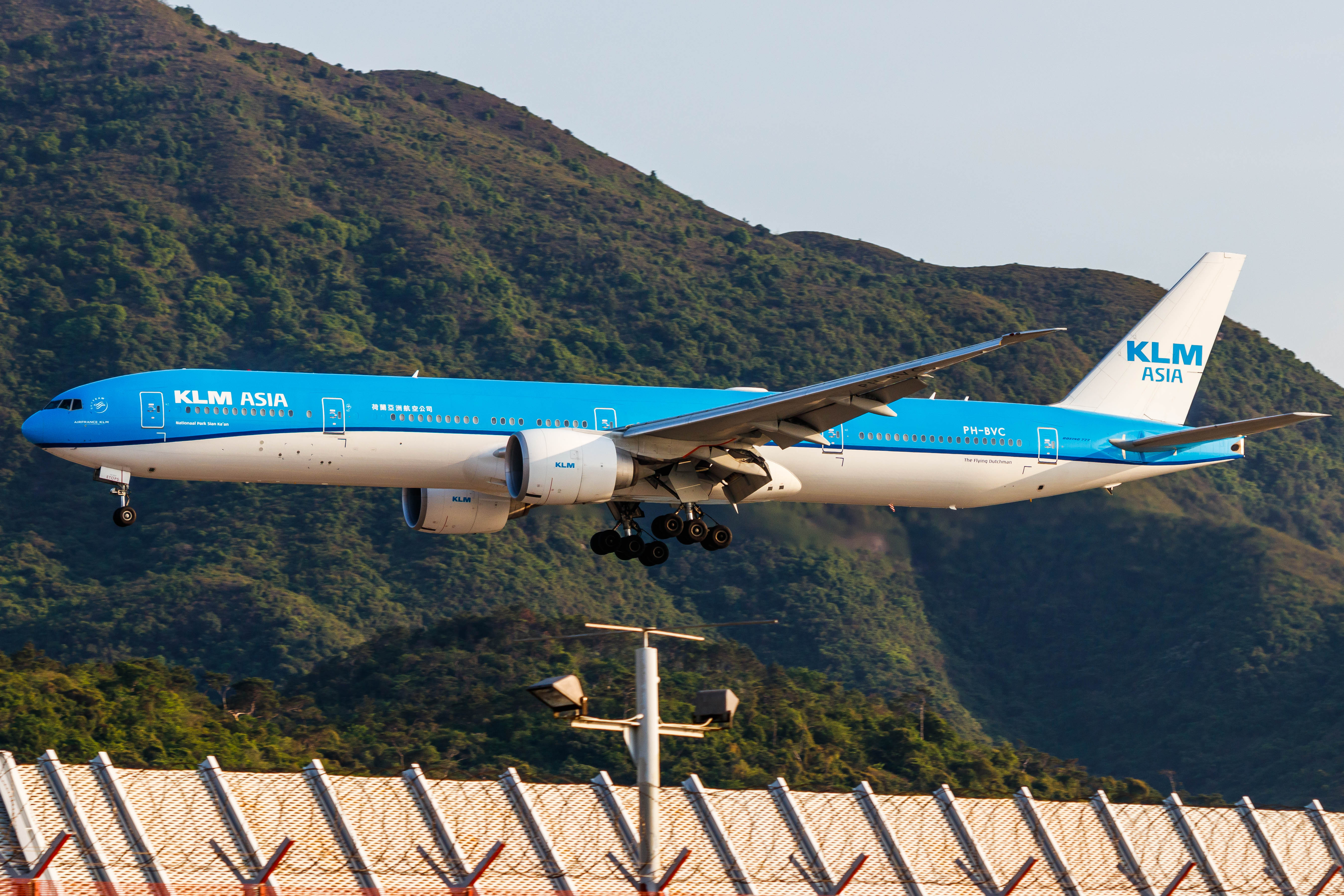 Full size: KLM ASIA B777-300ER PH-BVC at Hong Kong International Airport