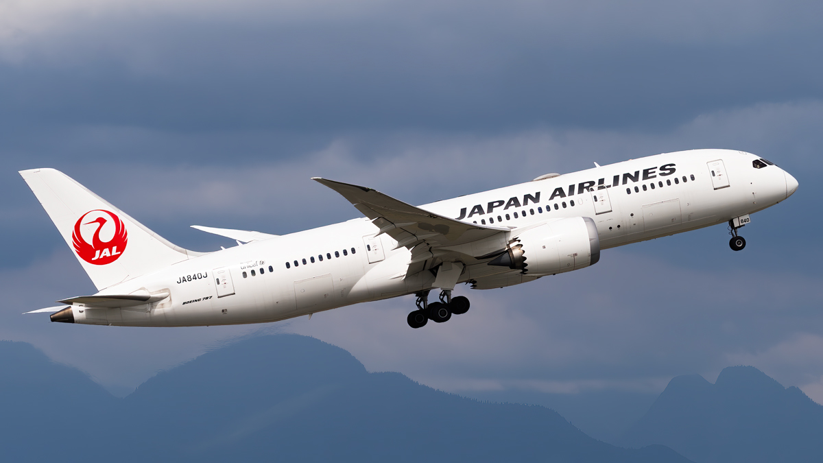 Full size: Japan Airlines Boeing 787-8 JA840J at Vancouver International Airport