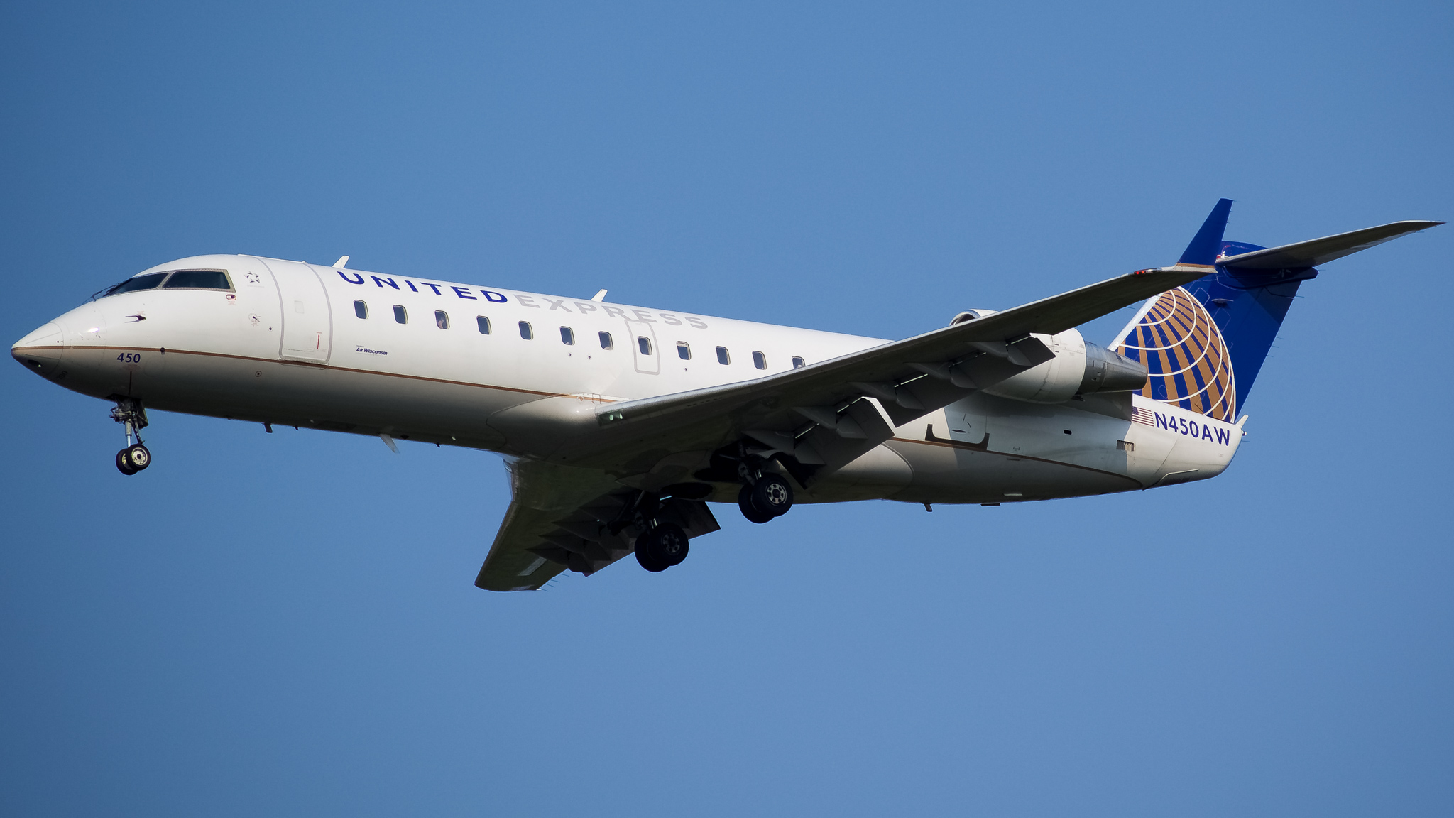 Full size: United Express Mitsubishi CRJ-200 N450AW at Washington Dulles International Airport