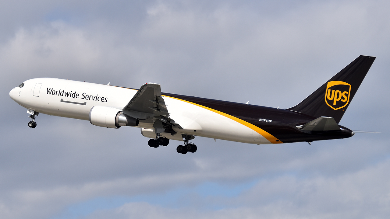 Full size: United Parcel Service Boeing 767-300F N374UP at Louisville Muhammad Ali International Airport