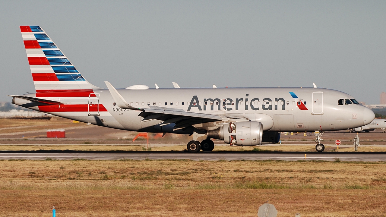 Full size: American Airlines Airbus A319 N90024 at Dallas-Fort Worth International Airport
