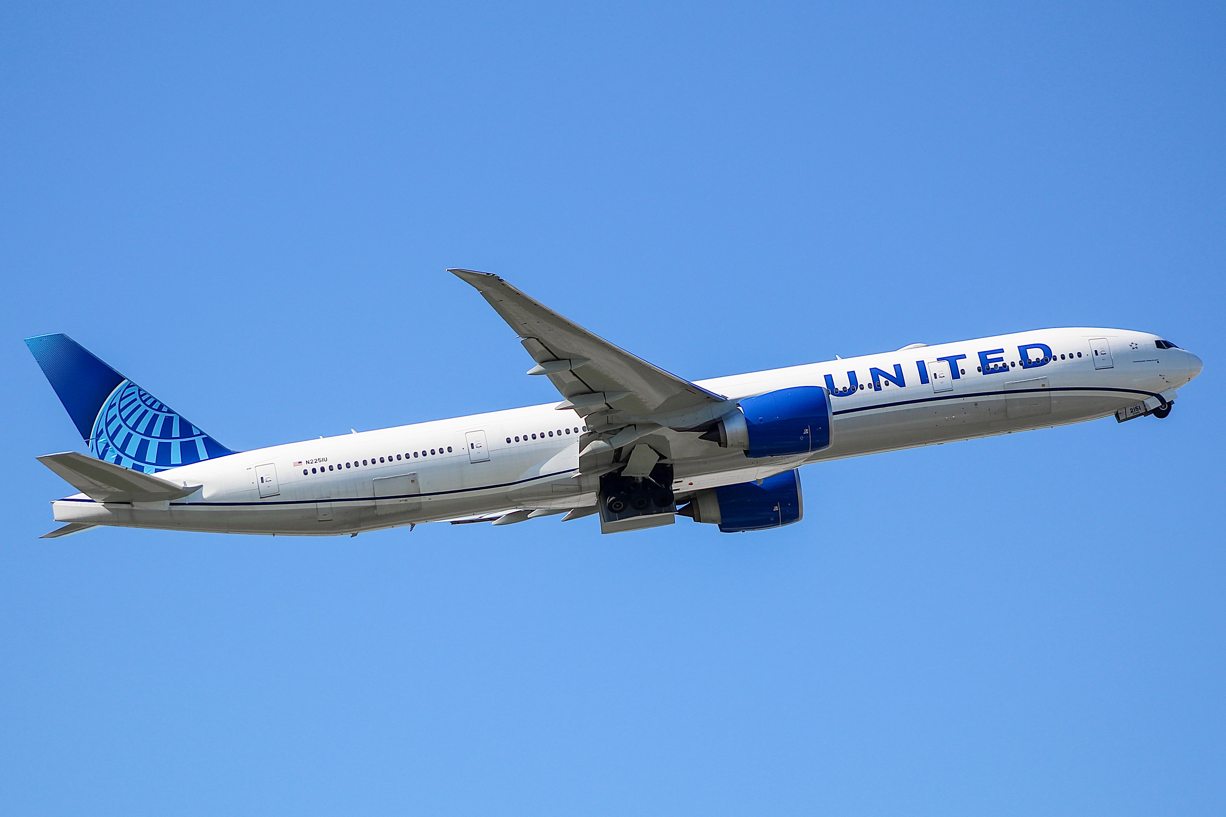 Full size: United Airlines Boeing 777-300ER N2251U at Chicago O'Hare International Airport