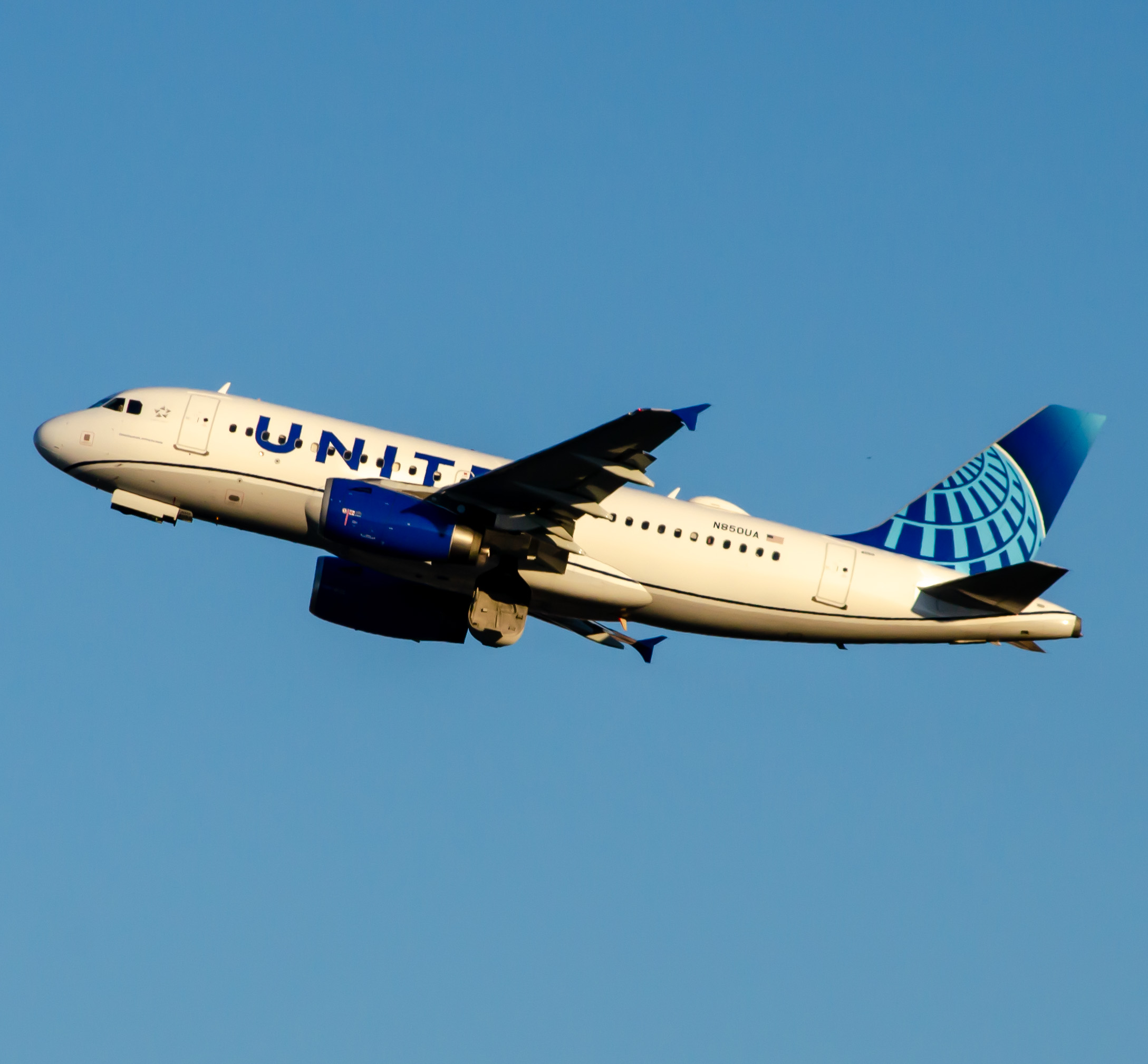Full size: United Airlines Airbus A319 N850UA at Newark Liberty International Airport