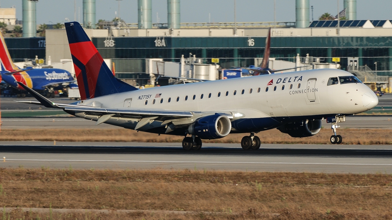 Full size: Delta Connection Embraer E175 N271SY at Los Angeles International Airport