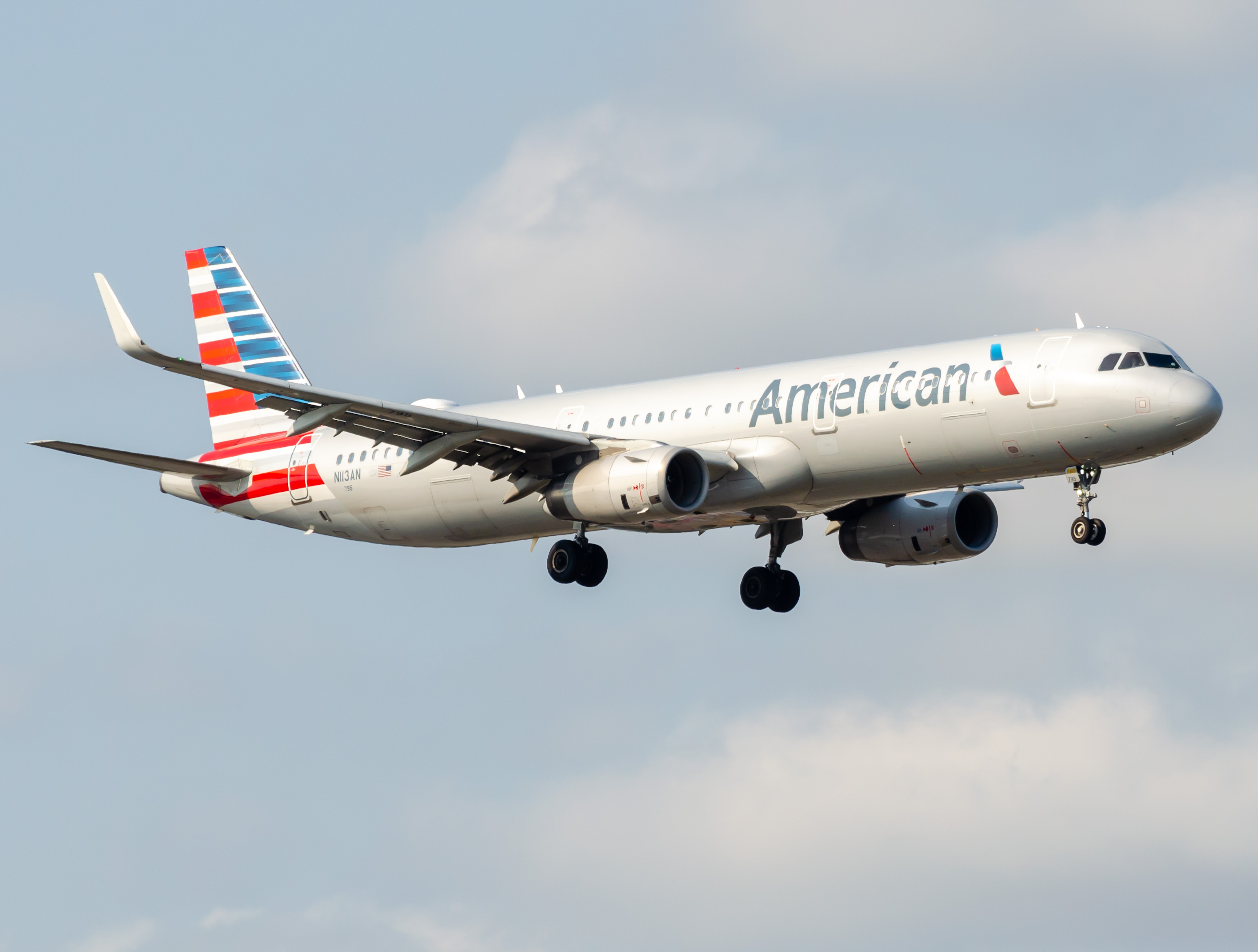 Full size: American Airlines Airbus A321-200 N113AN at John F. Kennedy International Airport