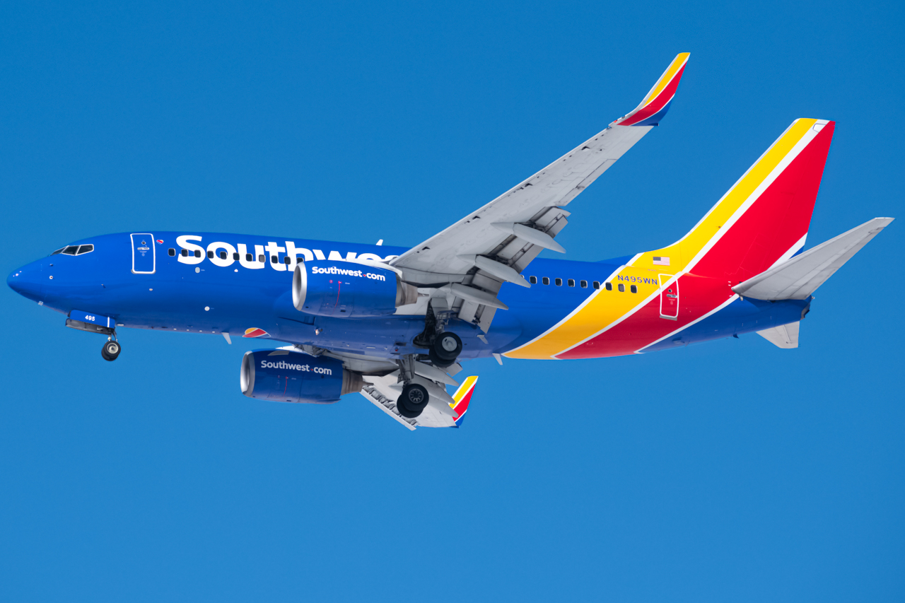 Full size: Southwest Airlines Boeing 737-700 N495WN at Denver International Airport
