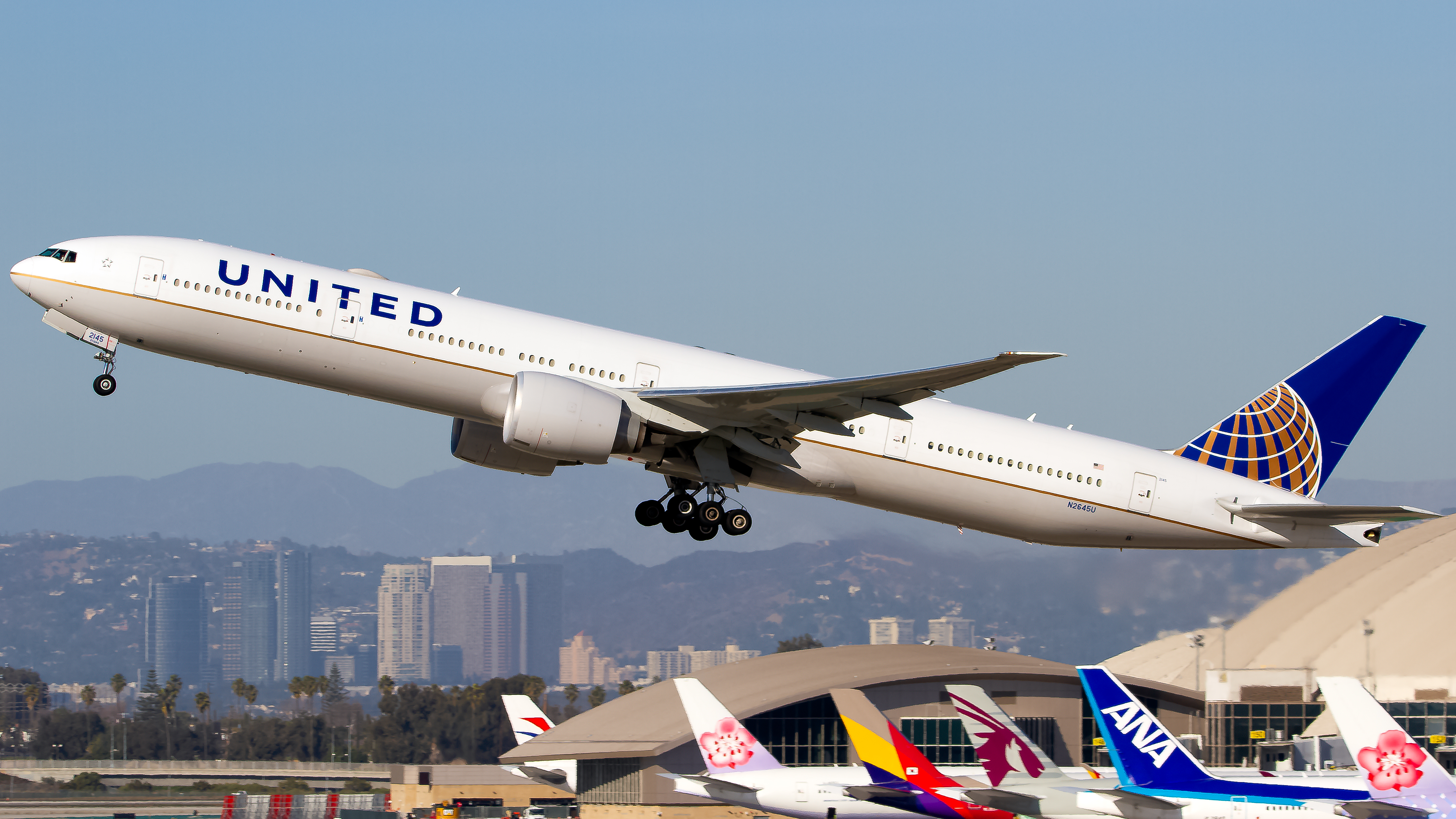 Full size: United Airlines Boeing 777-300ER N2645U at Los Angeles International Airport