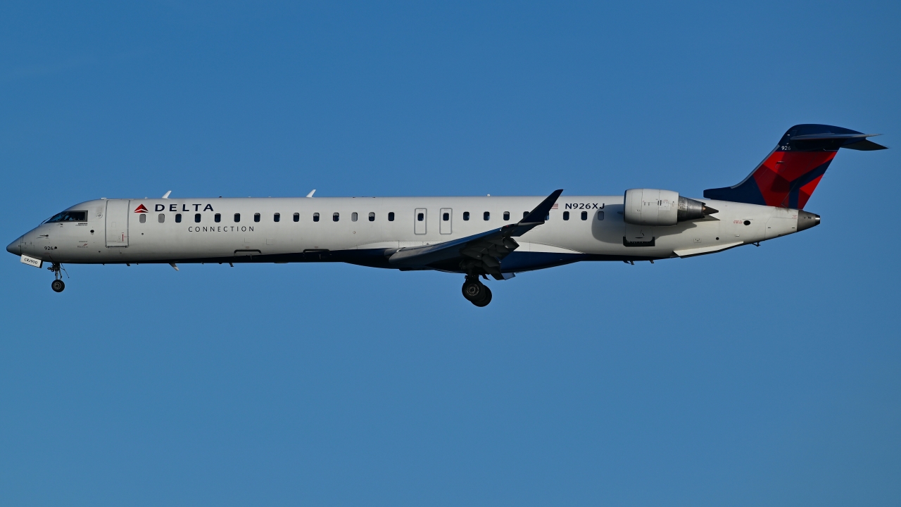 Full size: Delta Connection Mitsubishi CRJ-900 N926XJ at Ronald Reagan National Airport
