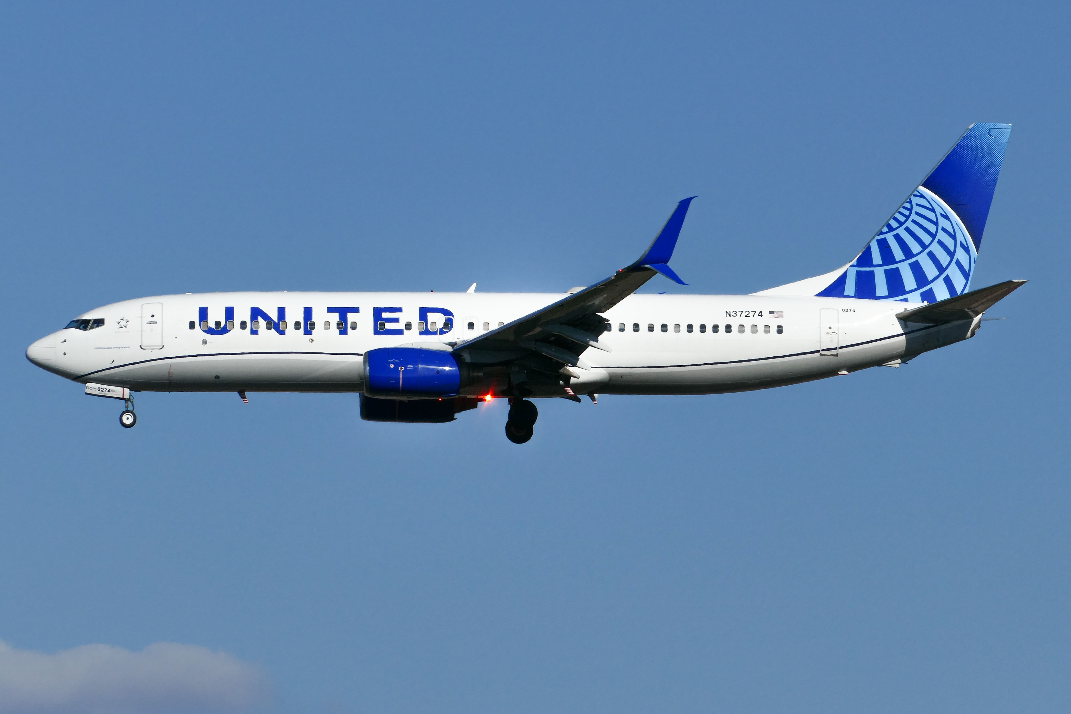 Full size: United Airlines Boeing 737-800 N37274 at Austin-Bergstrom International Airport