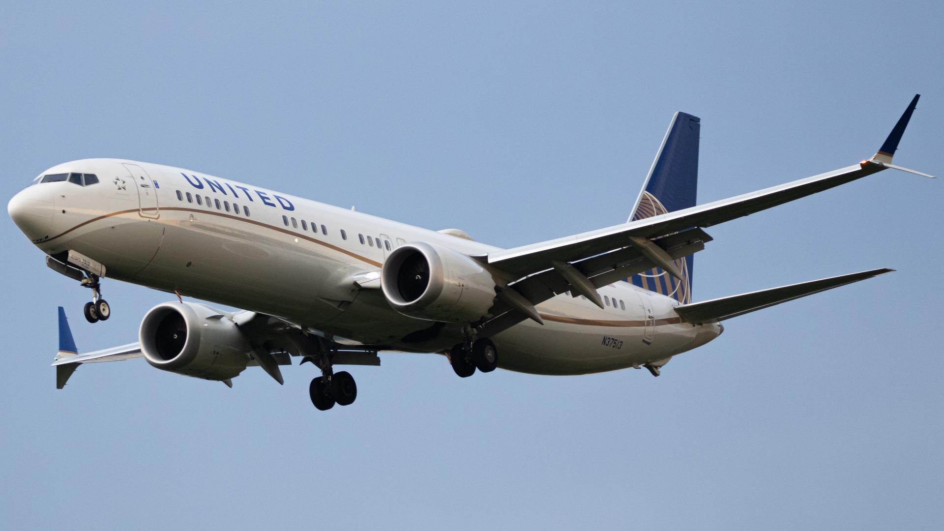 Full size: United Airlines Boeing 737 MAX 9 N37513 at Washington Dulles International Airport