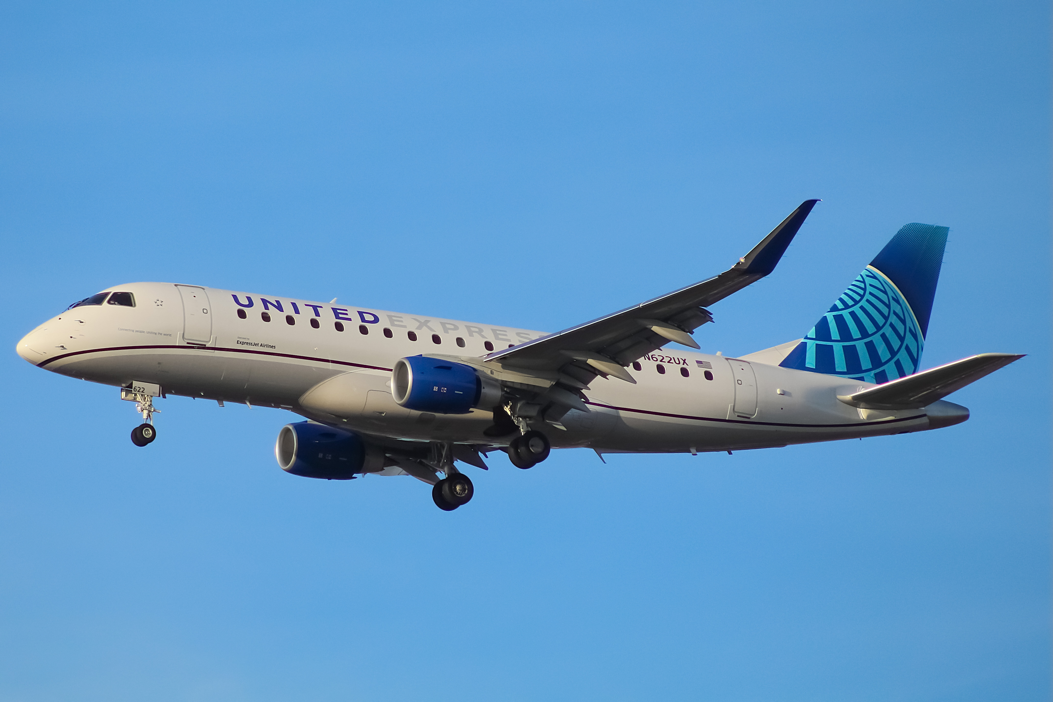 Full size: United Express Embraer E175 N622UX at Chicago O'Hare International Airport