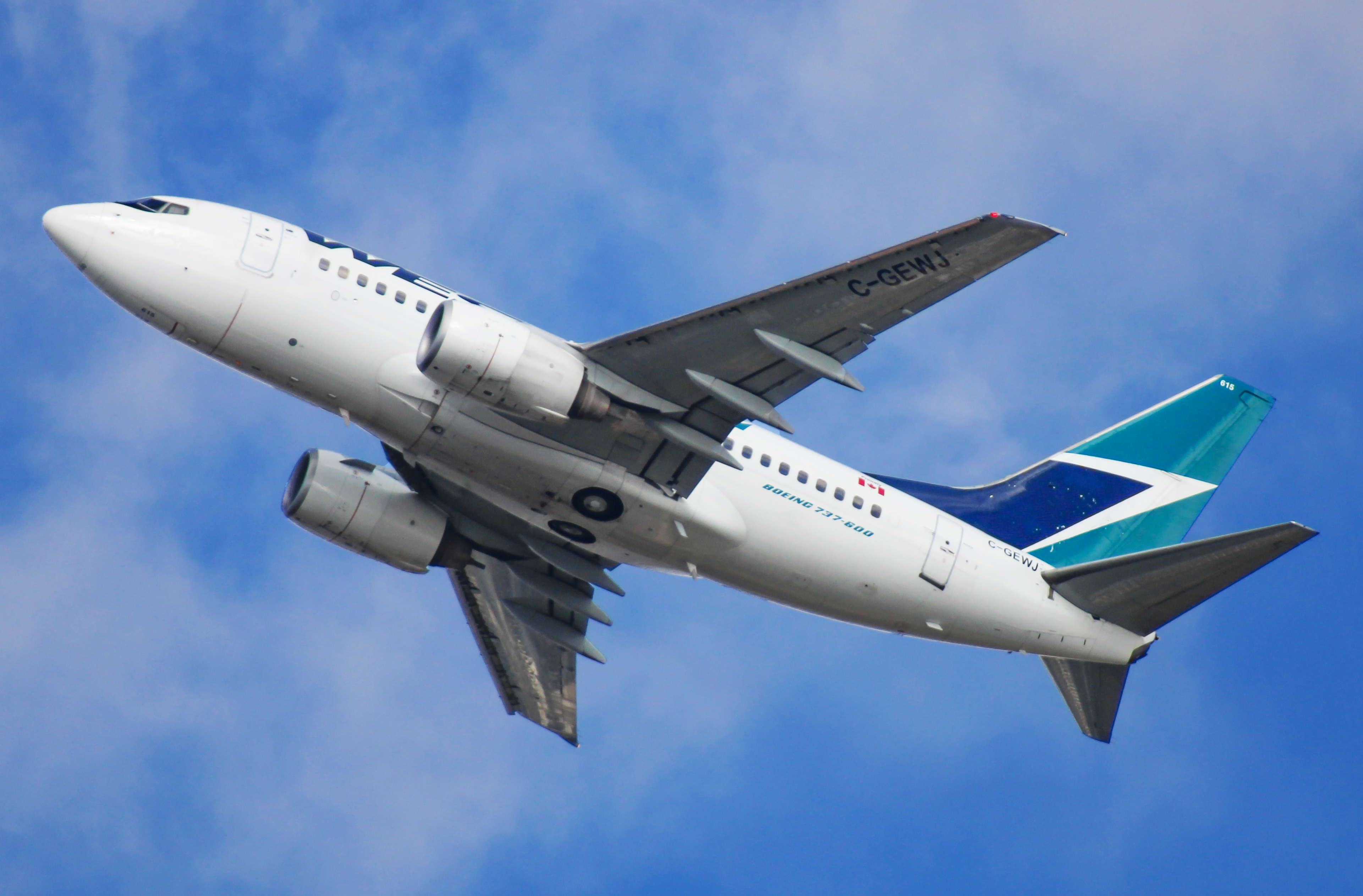 Full size: WestJet Boeing 737-600 C-GEWJ at San Diego International Airport