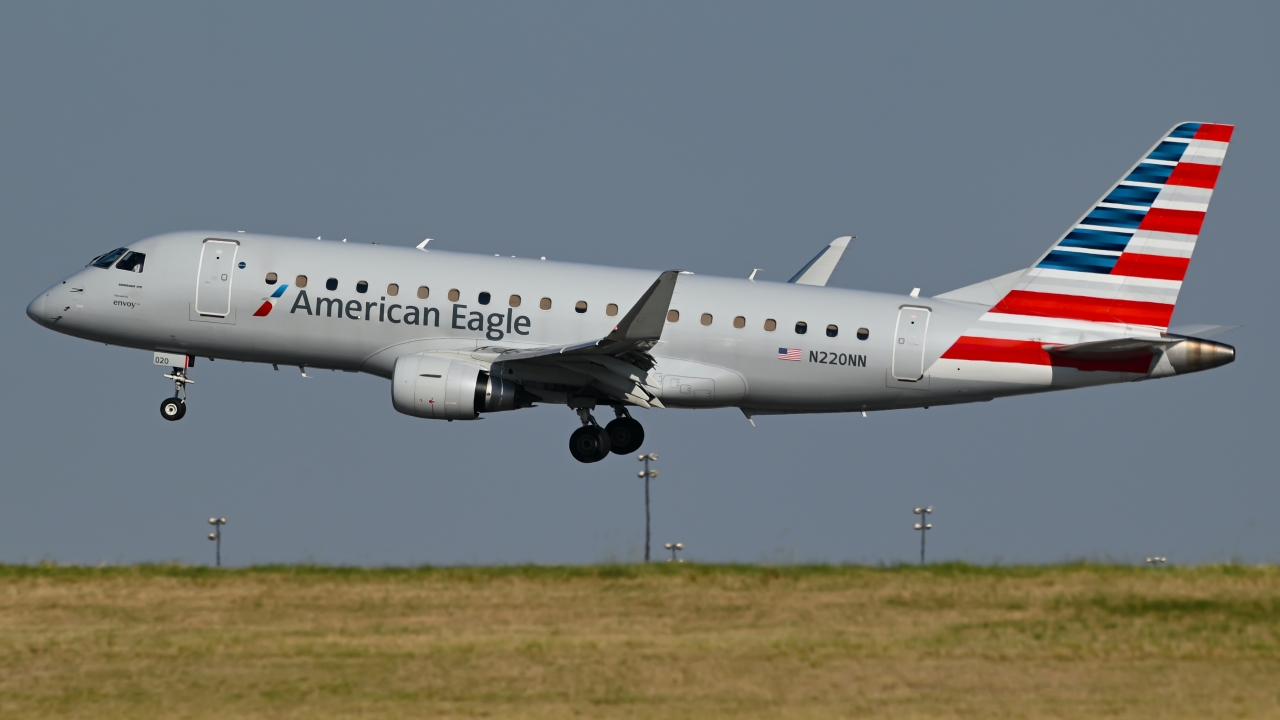 Full size: American Eagle Embraer E175 N220NN at Dallas-Fort Worth International Airport