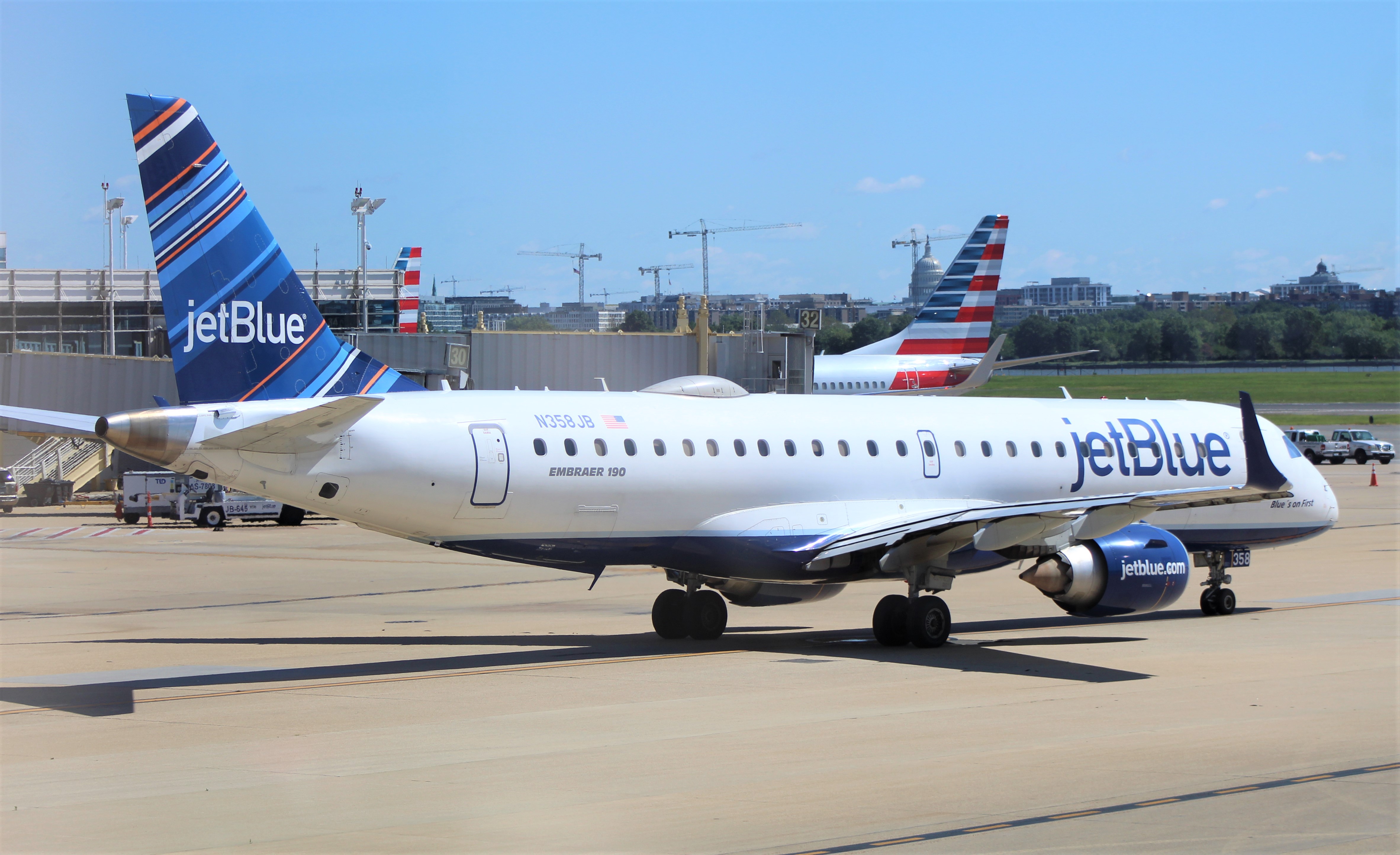 Full size: JetBlue Airways Embraer E190 N358JB at Ronald Reagan National Airport