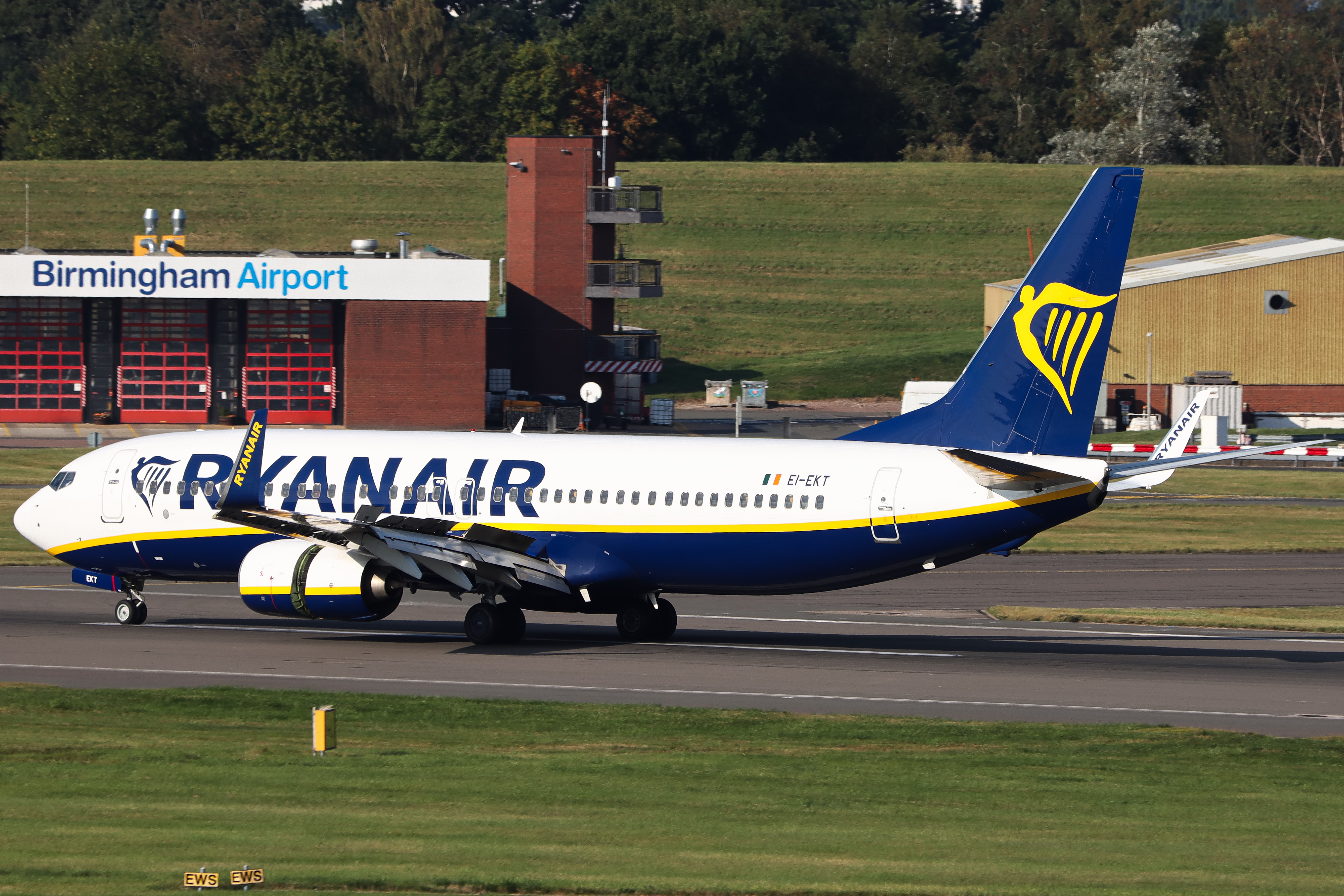 Full size: RyanAir Boeing 737-800 EI-EKT at Birmingham Airport