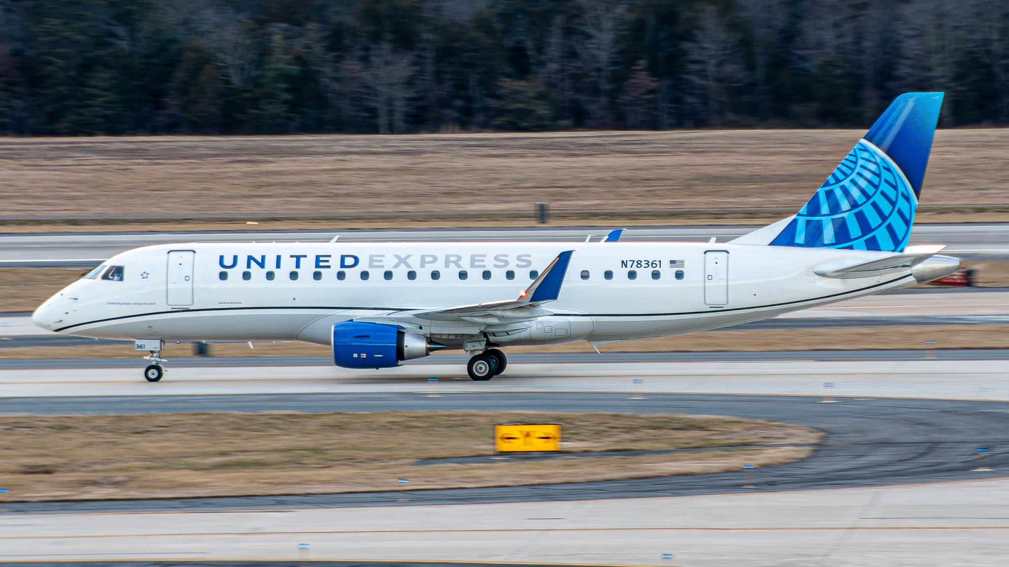 Full size: United Express Embraer E175 N78361 at Washington Dulles International Airport